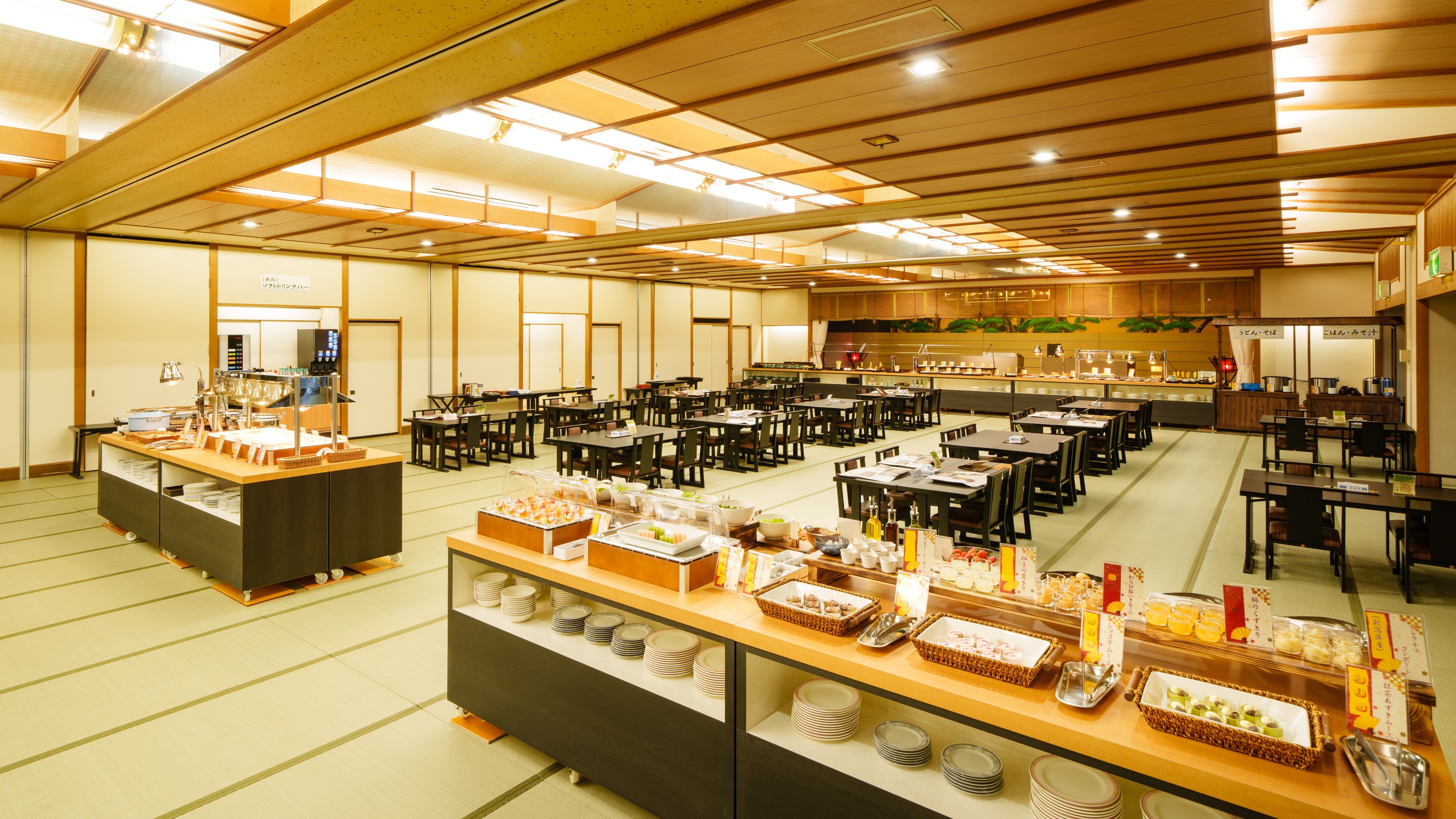 The dinner buffet venue, "Okesa Palace," is a Japanese-style tatami dining room.