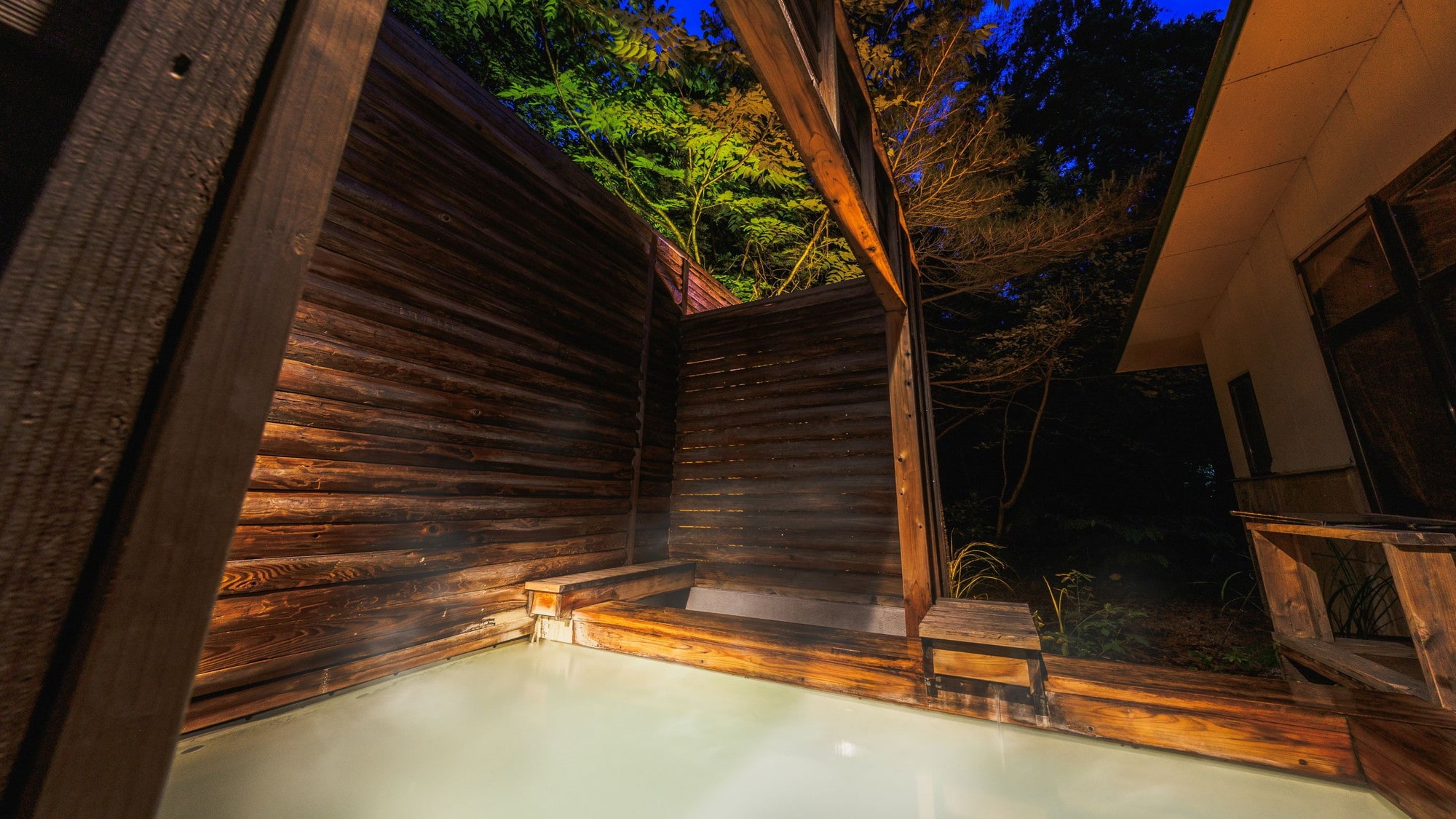 The open-air bath with sauna "Fugetsu" offers a view of the sky and nature directly above.