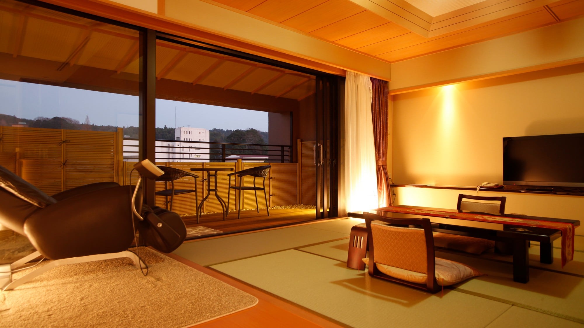 노천탕이 딸린 스위트 일본식 서양식 방에 가까워 조용한 시간을 보내실 수 있습니다.