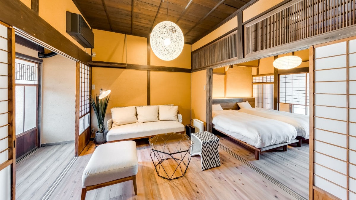 VMG Grand 402 [Sakura] A calming guest room with beautiful earthen walls.