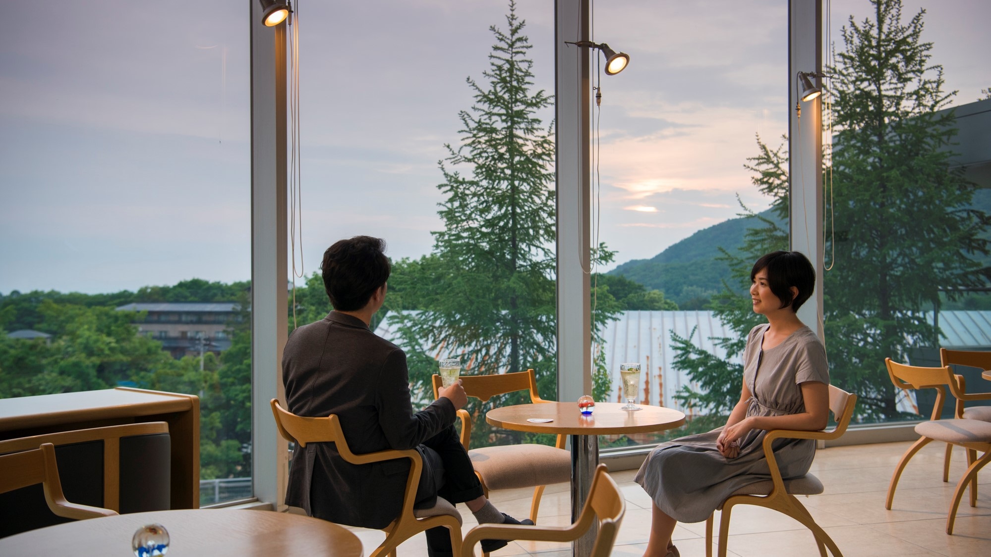 [Lounge "Hillside Terrace"] You can enjoy a beautiful view of the four seasons from the large windows.
