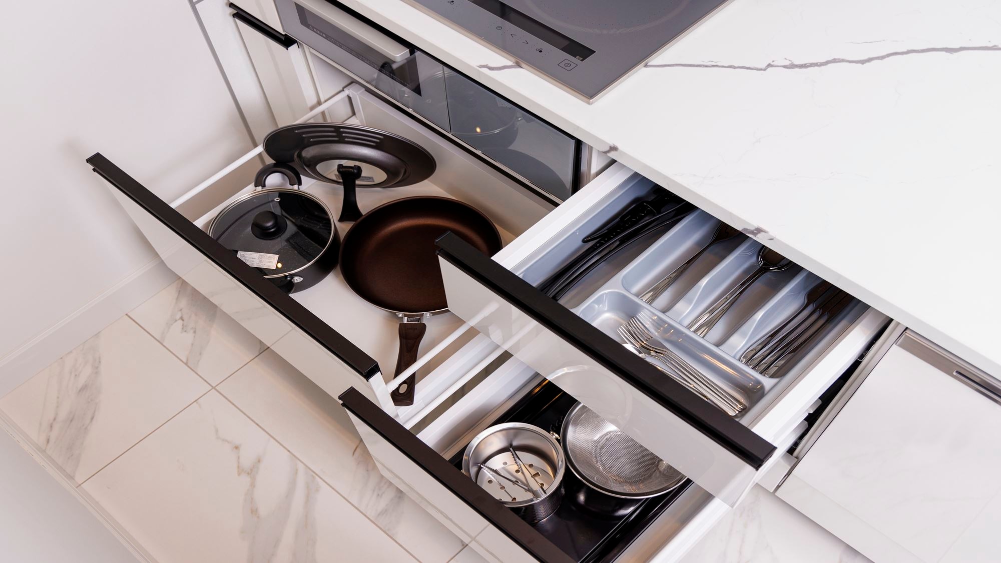 [Premier Floor] A spacious kitchen convenient for long-term stays, equipped with kitchen utensils and cooking utensils