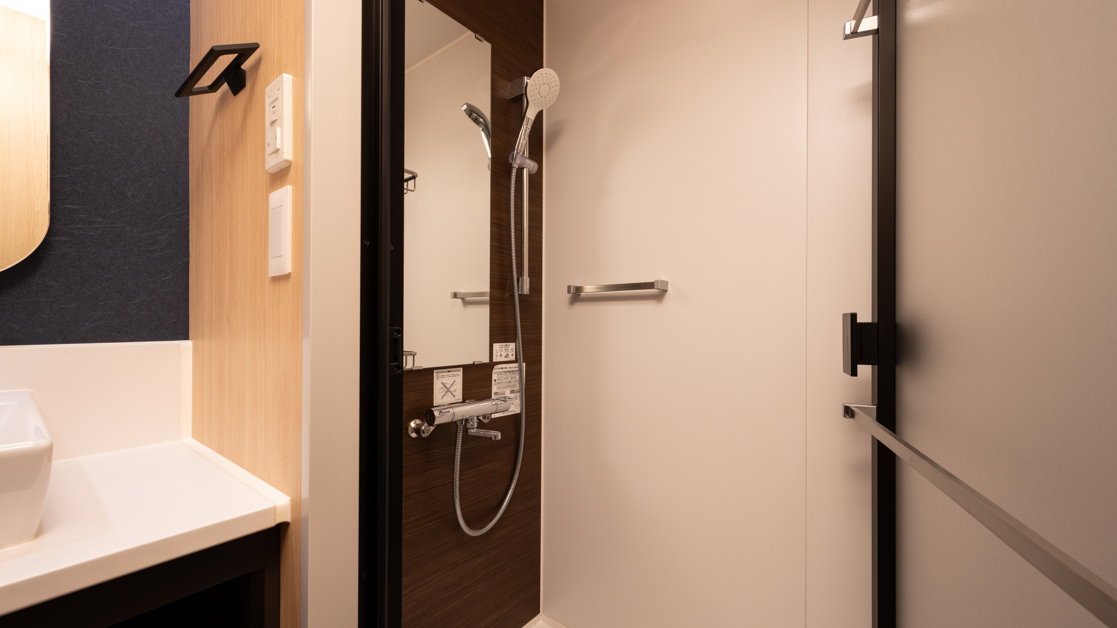 Deluxe Two Bedroom Family Apartment (Bathroom)