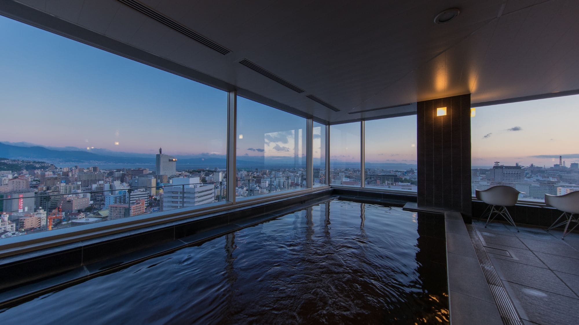 ◆Indoor bath | A glass-walled indoor bath with a panoramic view of Oita cityscape