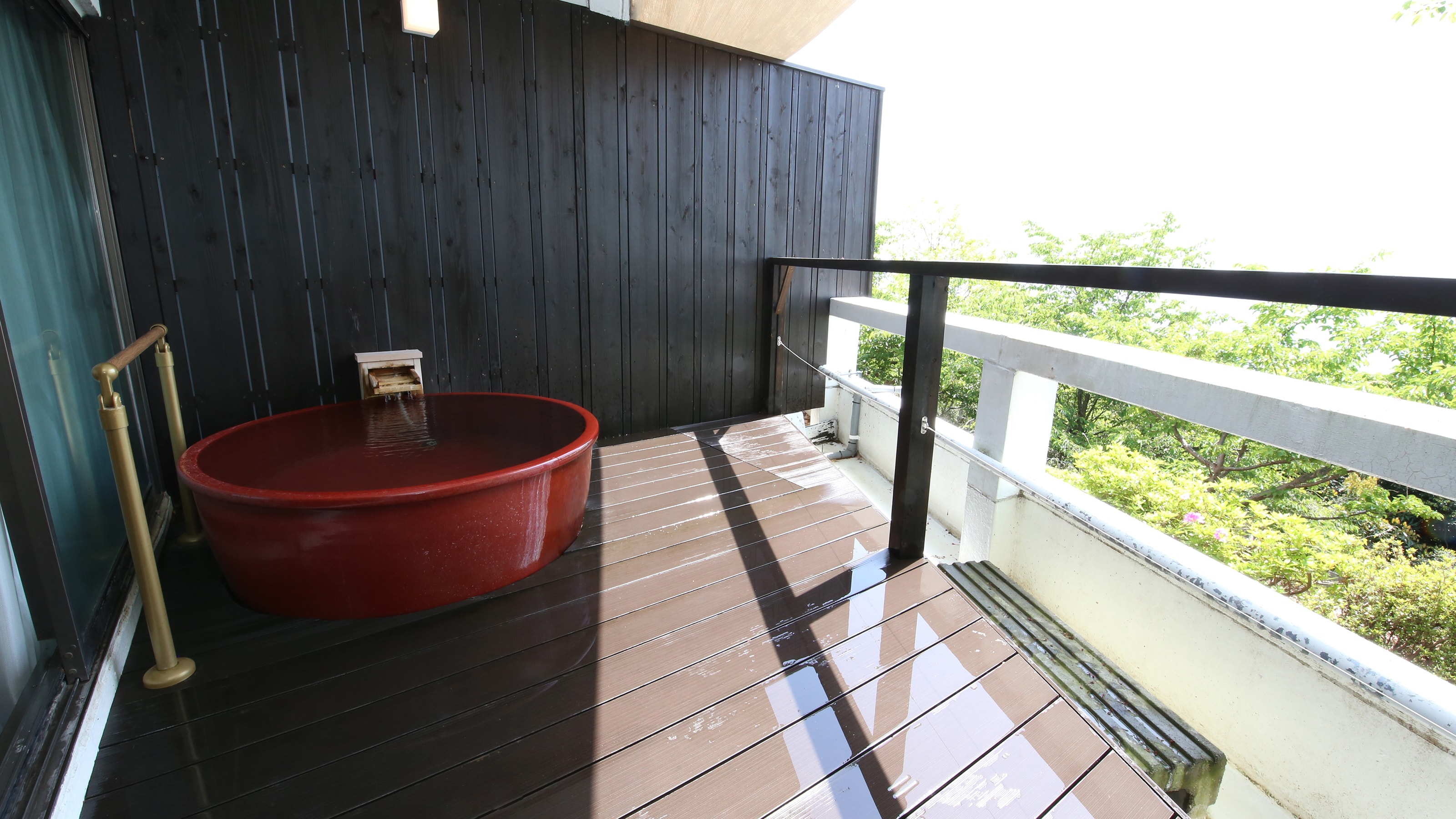 Phòng khách có bồn tắm lộ thiên