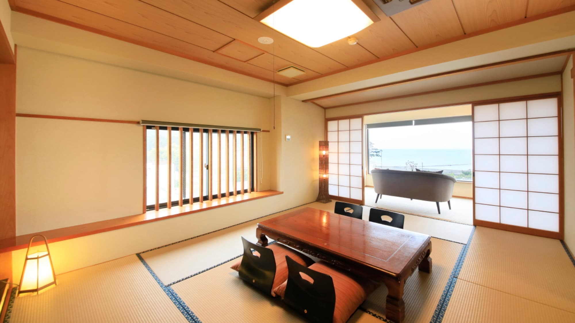 [Japanese-style room with open-air bath]