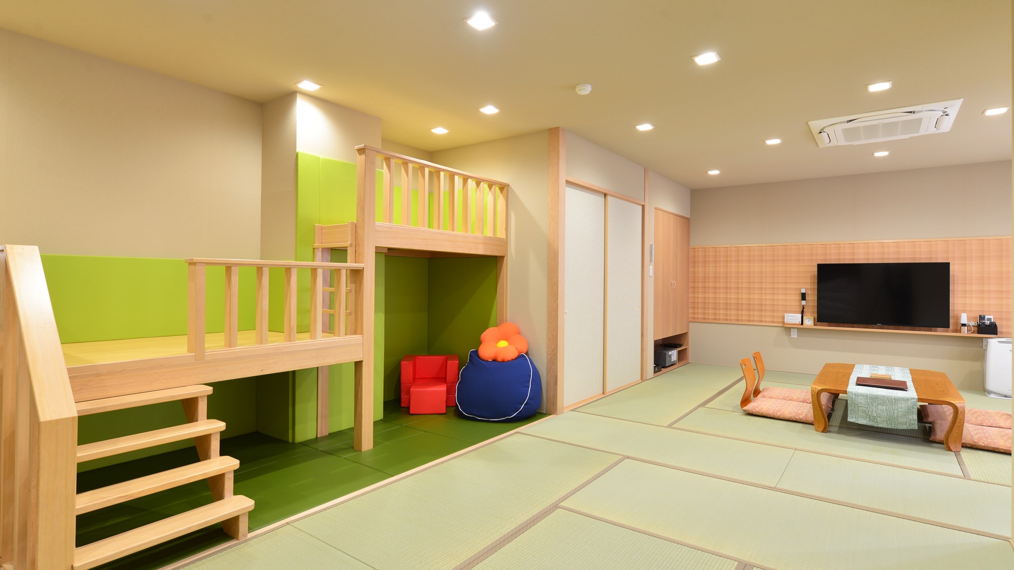 "Hyotan" [Family suite room with private open-air hot spring bath]