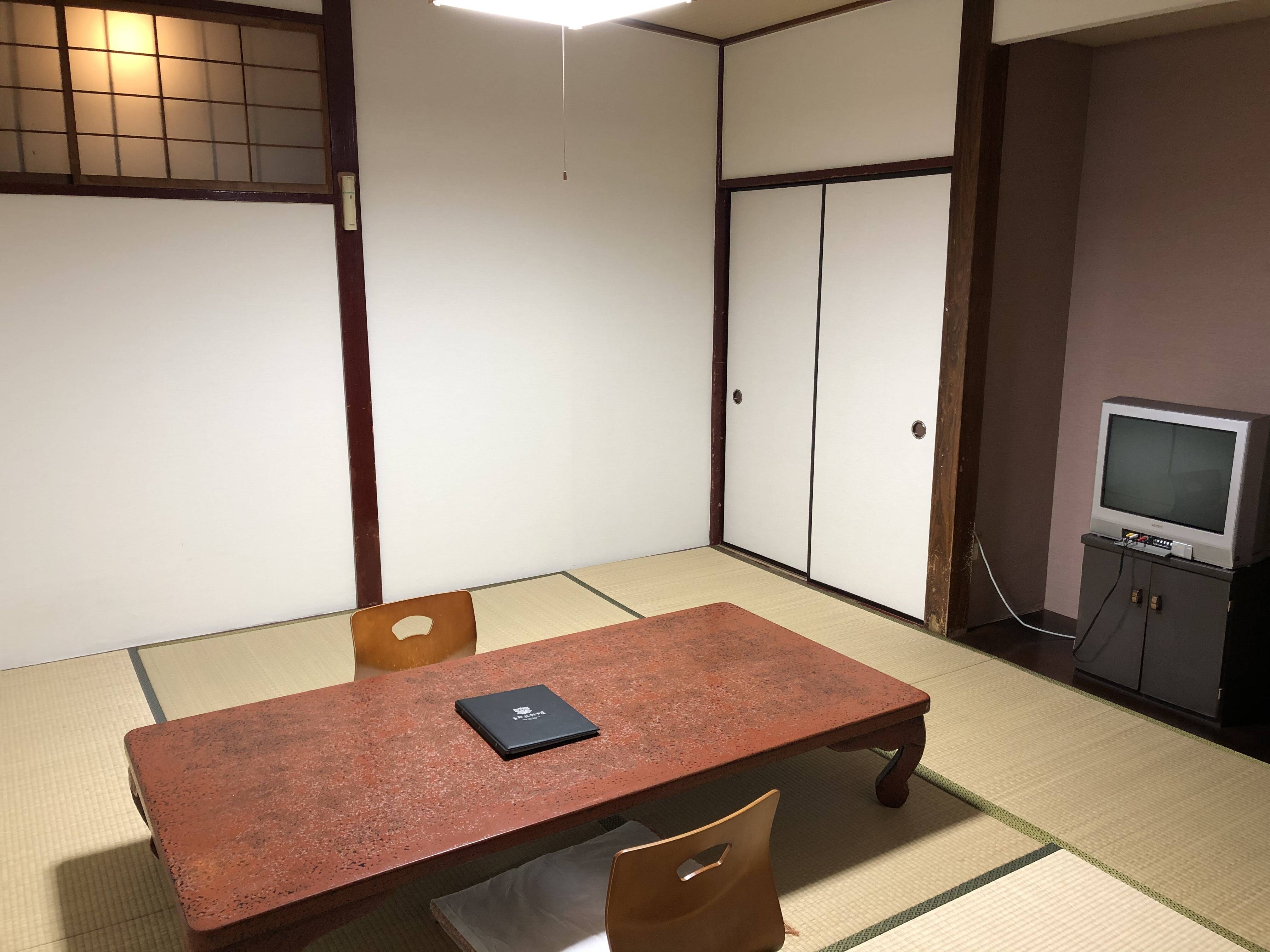 An example of an 8-tatami Japanese-style room with a toilet
