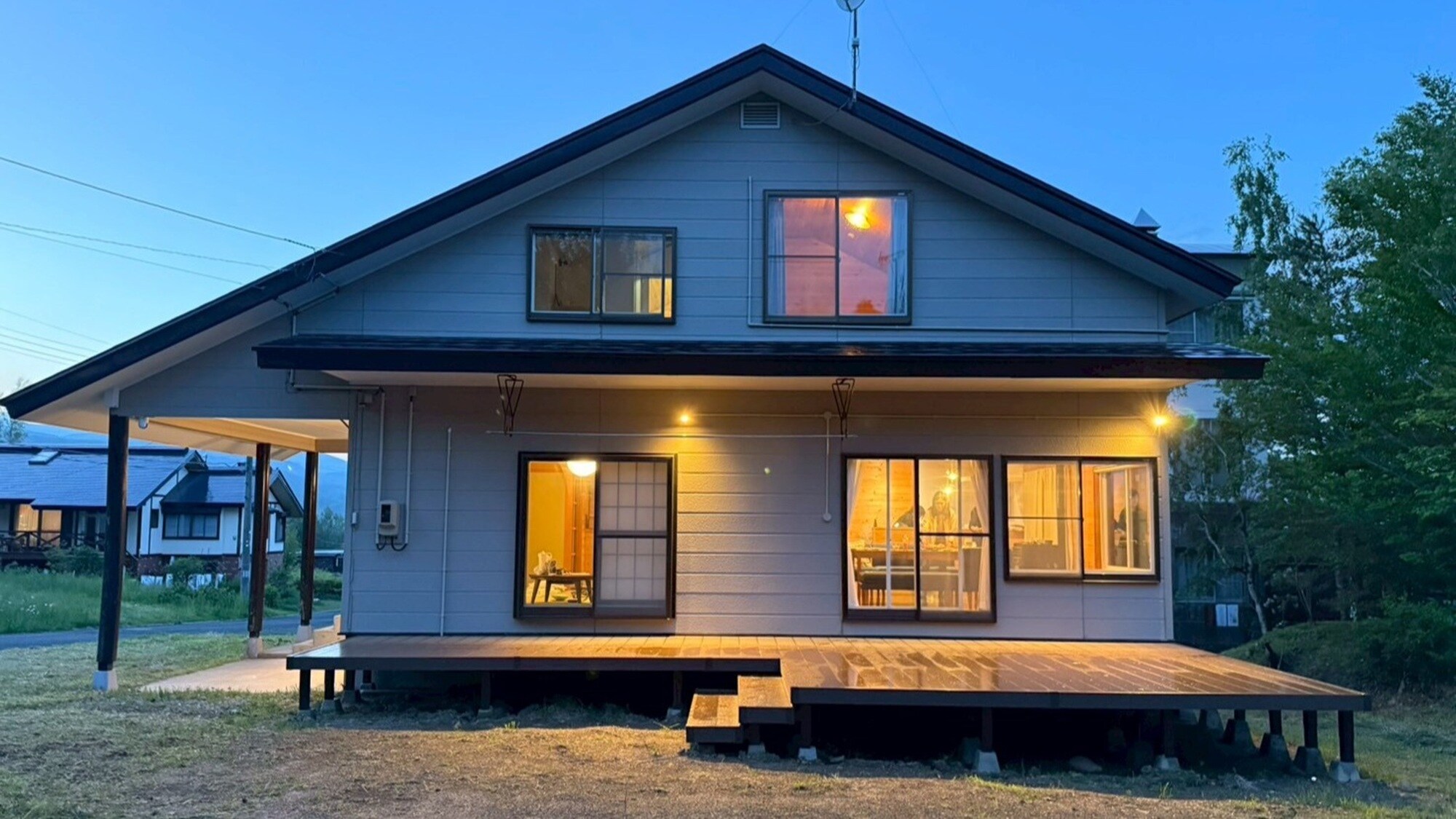 開放式戶外花園和木質甲板