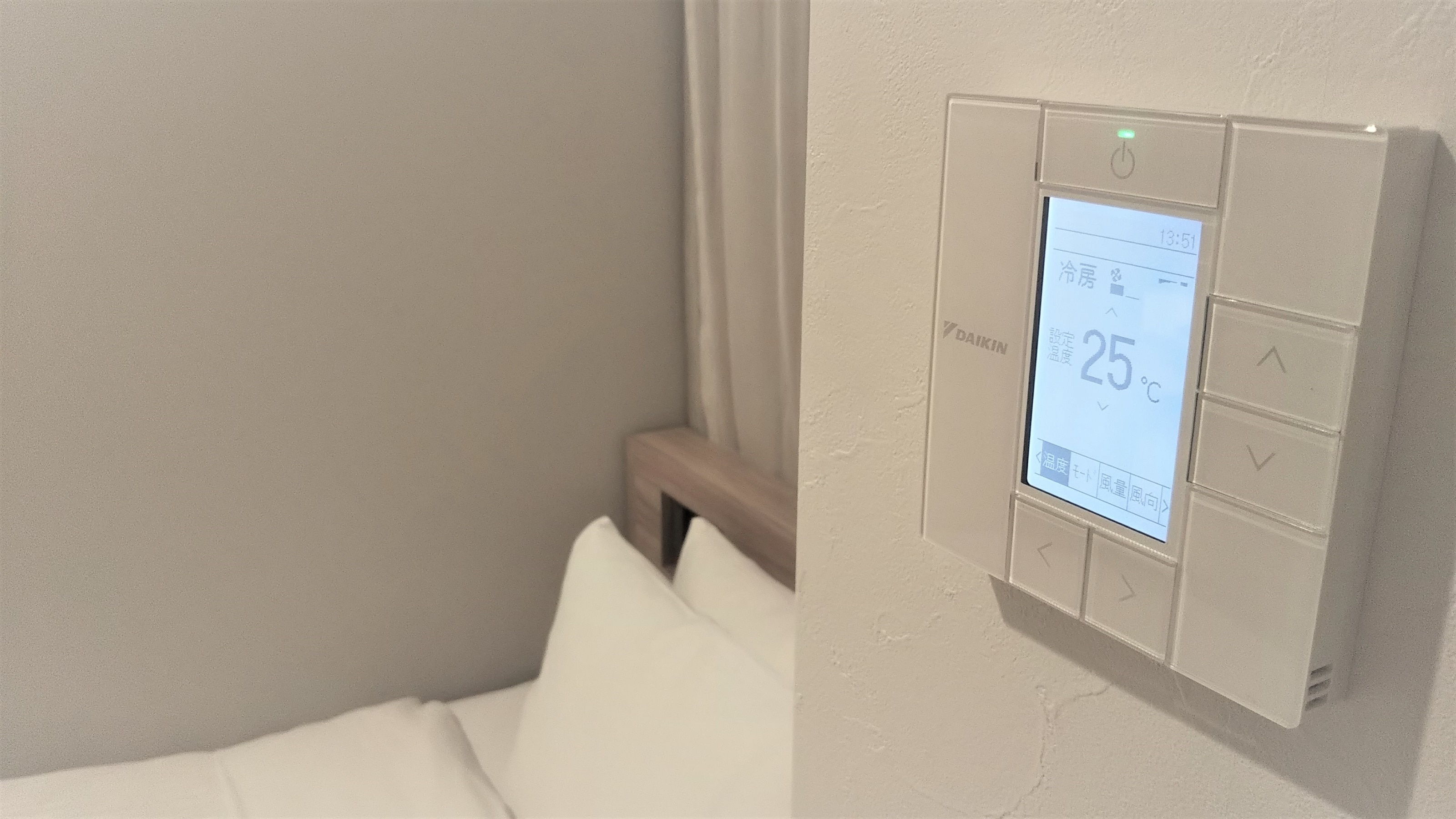 AC dapat dioperasikan secara individual di semua kamar.