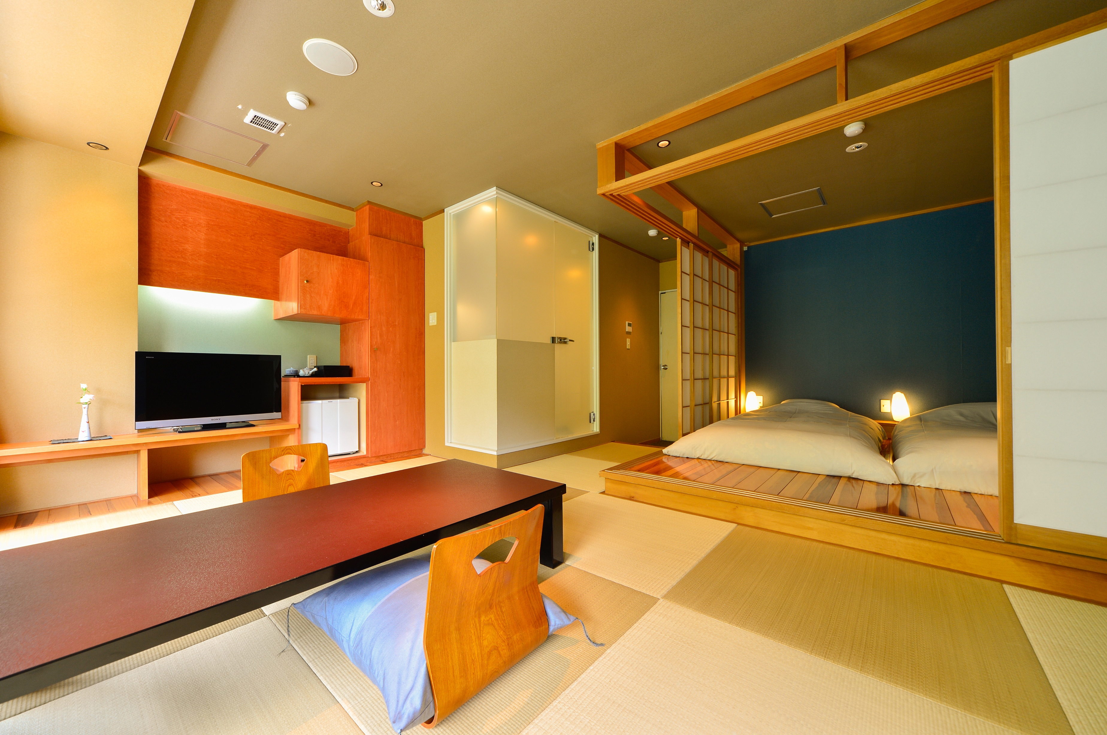 Modern Japanese-Western style room (standard room)