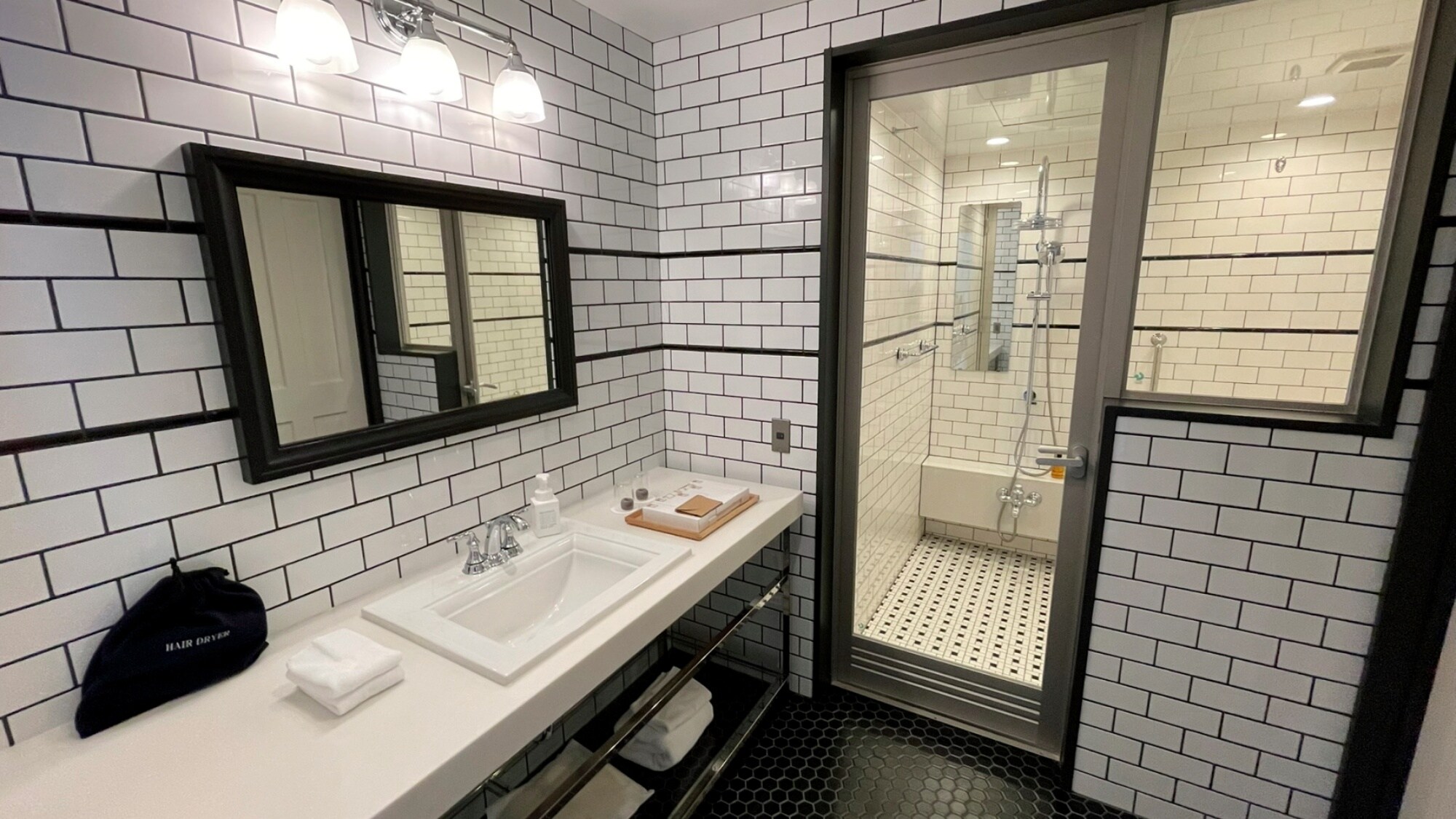 This is a washbasin that is equipped in deluxe type rooms and above. Bath and toilet are separate. (Location varies depending on the room)