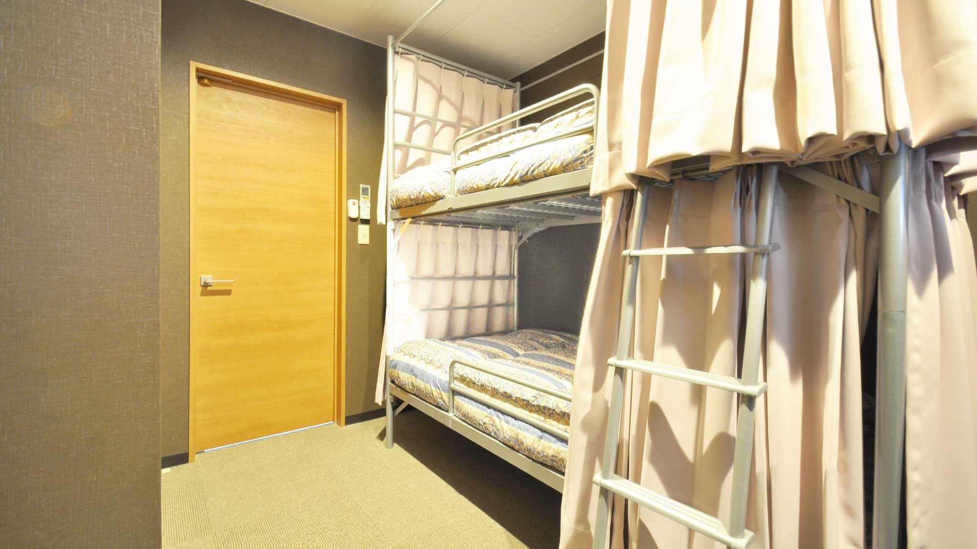 [Men's dormitory room] Close the curtain to create a private space ♪