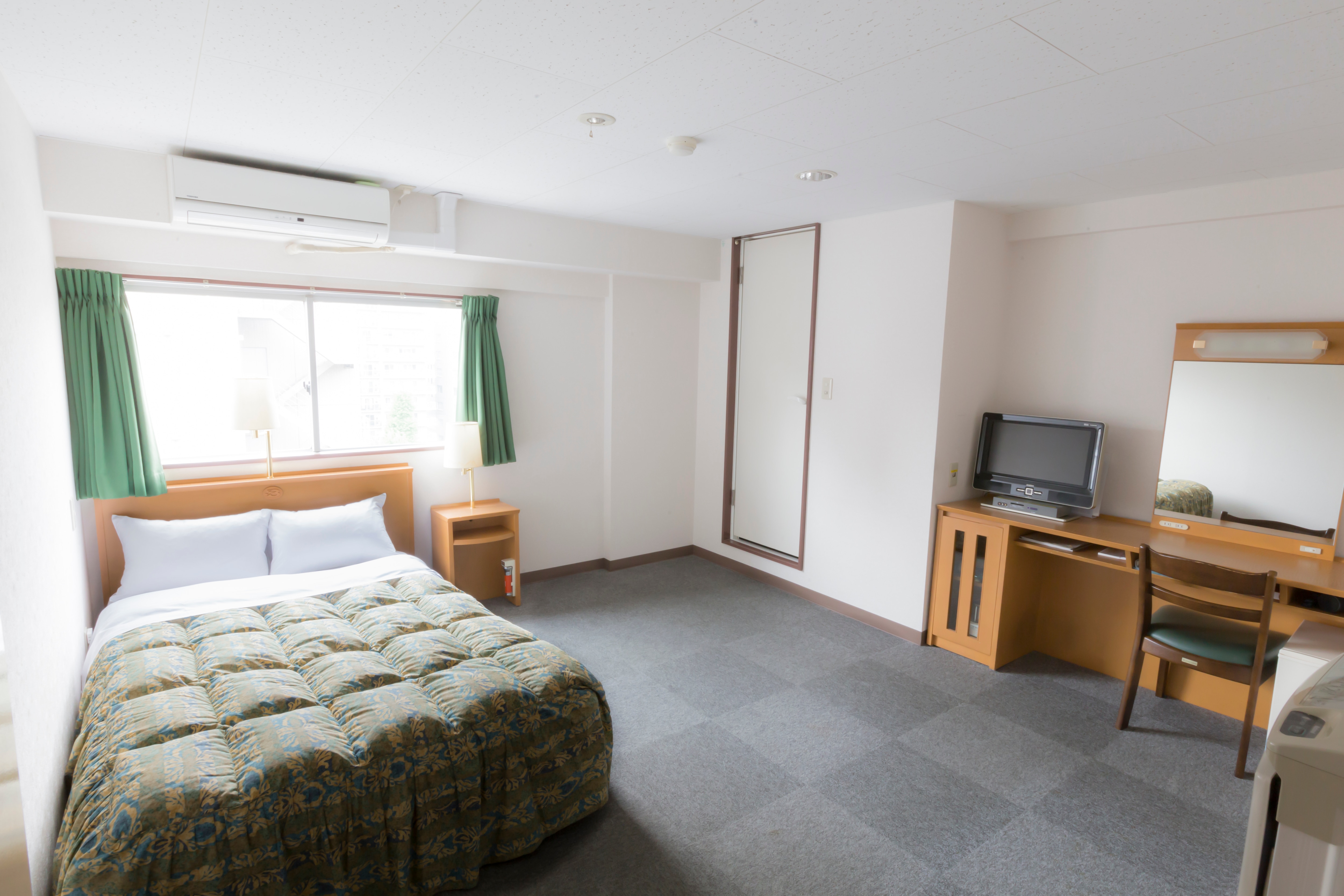 An example of a semi-double room