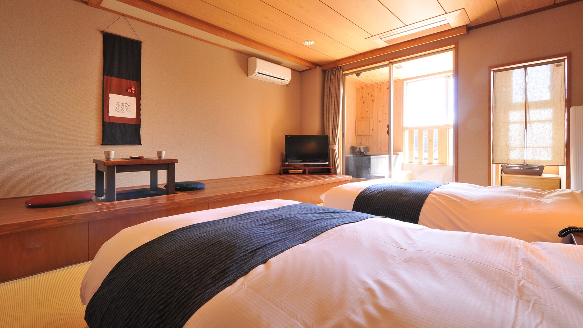 With a semi-open-air bath that flows directly from the source spring [Japanese-style twin]
