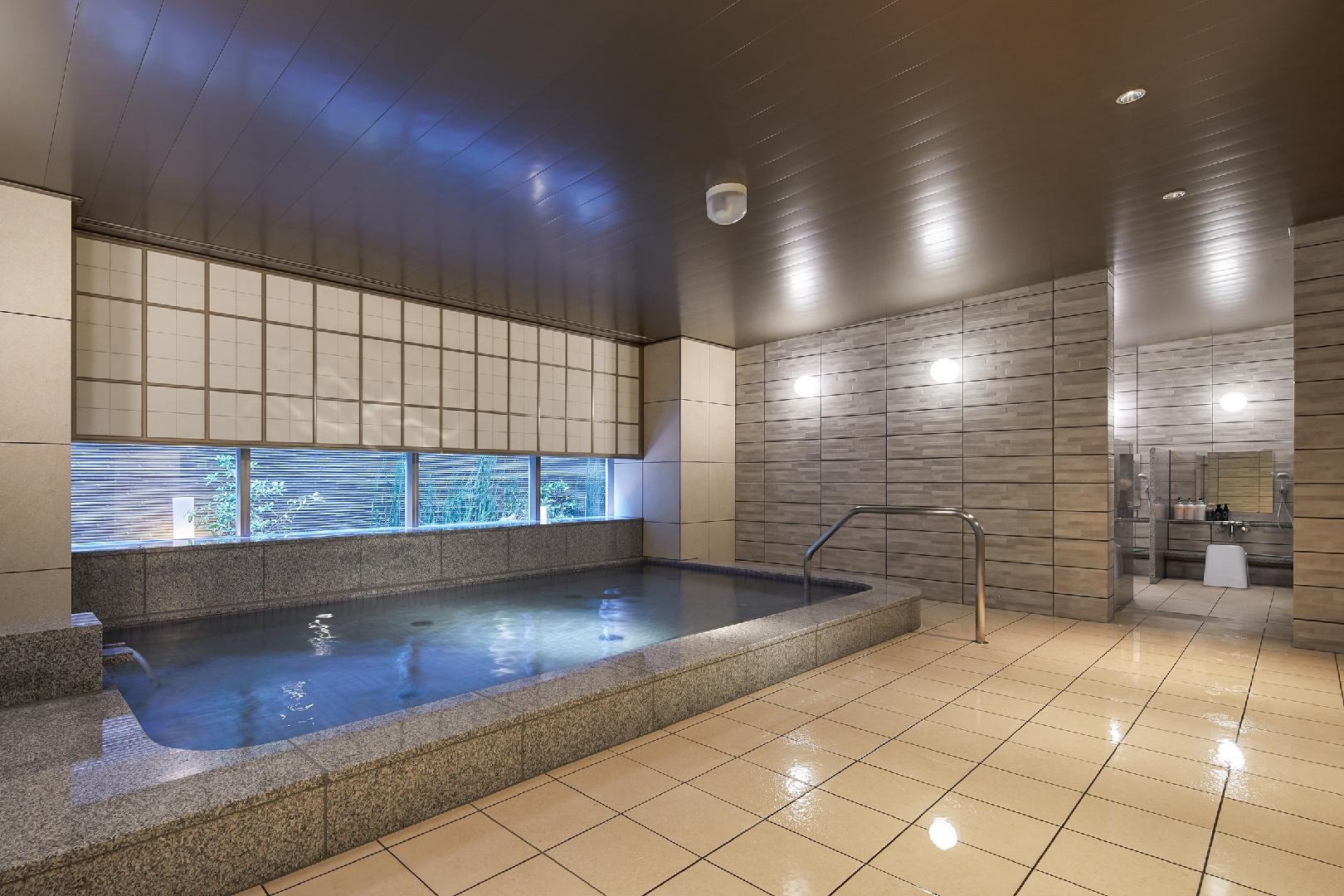 <Refresh in the large public bath> Take a moment to rejuvenate your mind and body in the large public bath while gazing at the inner garden peeking through the Yukimi shoji.