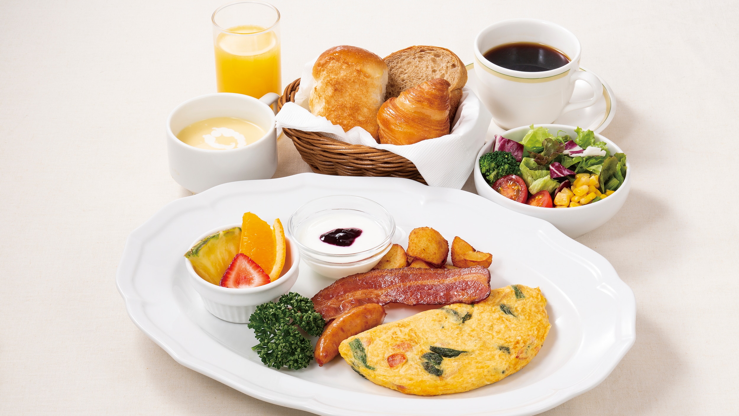 Breakfast - Western breakfast (bread) - A set that includes an egg dish, bread, salad, and soup.