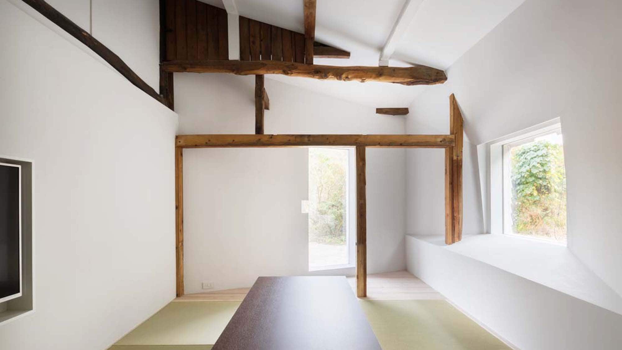 ・A bright room with a white base
