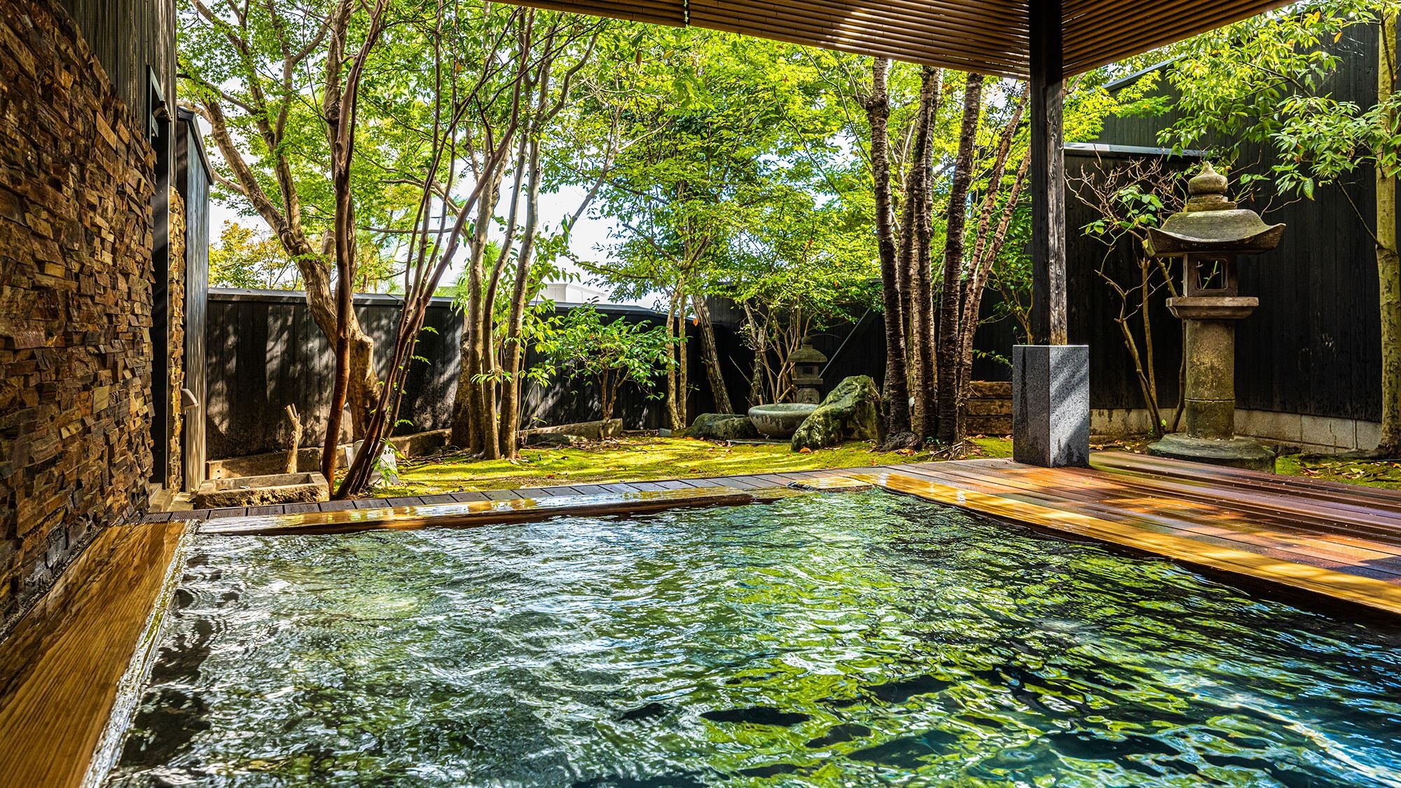 ◆ Open-air bath ◆ Colorless and transparent, natural hot spring that is gentle on the skin. Yakushi no Yu that you can feel on your skin
