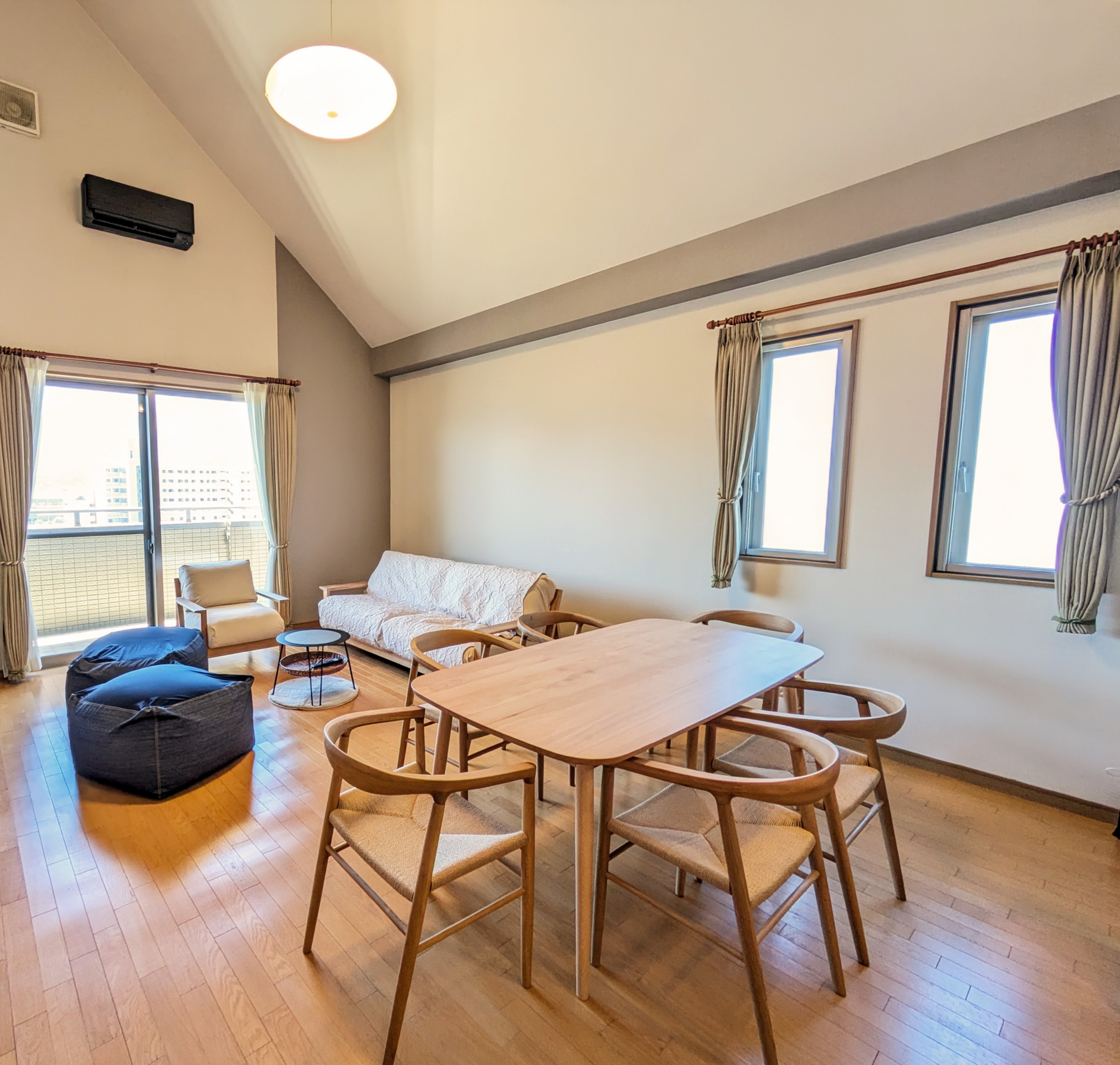 [702] Living/dining room