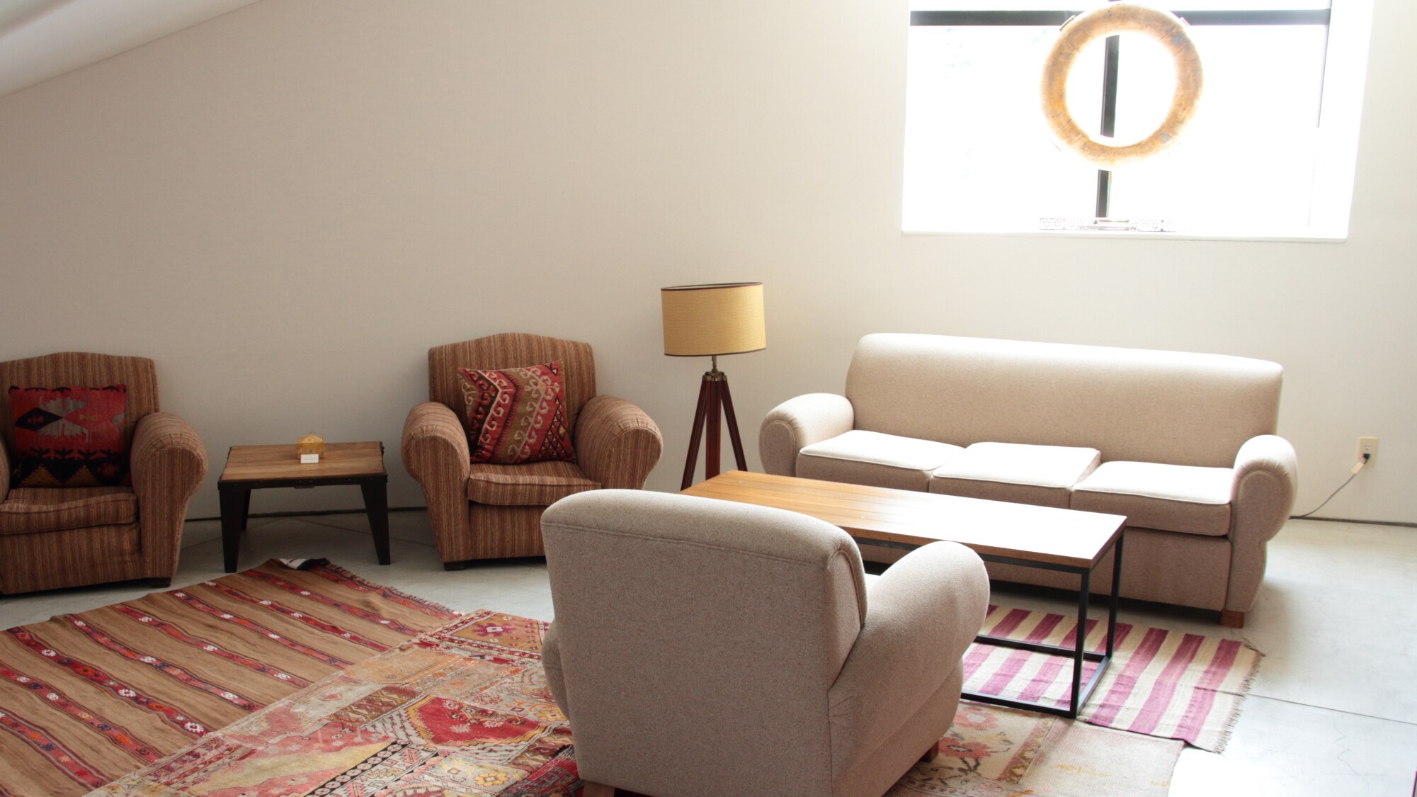 Ini adalah perpustakaan tempat Anda dapat duduk dan bersantai di sofa.