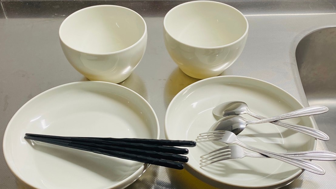 [免費] 餐具有飯碗、深盤、筷子、叉子、湯匙。