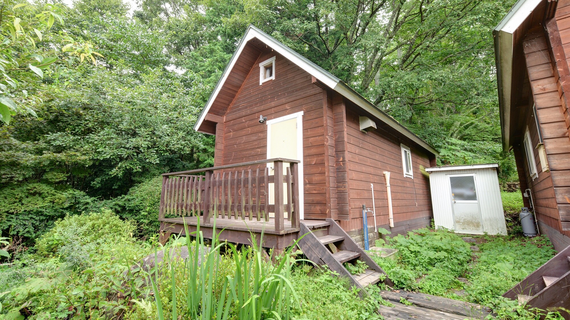 *[Log House/S] โปรดระวัง เนื่องจากมีบันไดตรงทางเข้า
