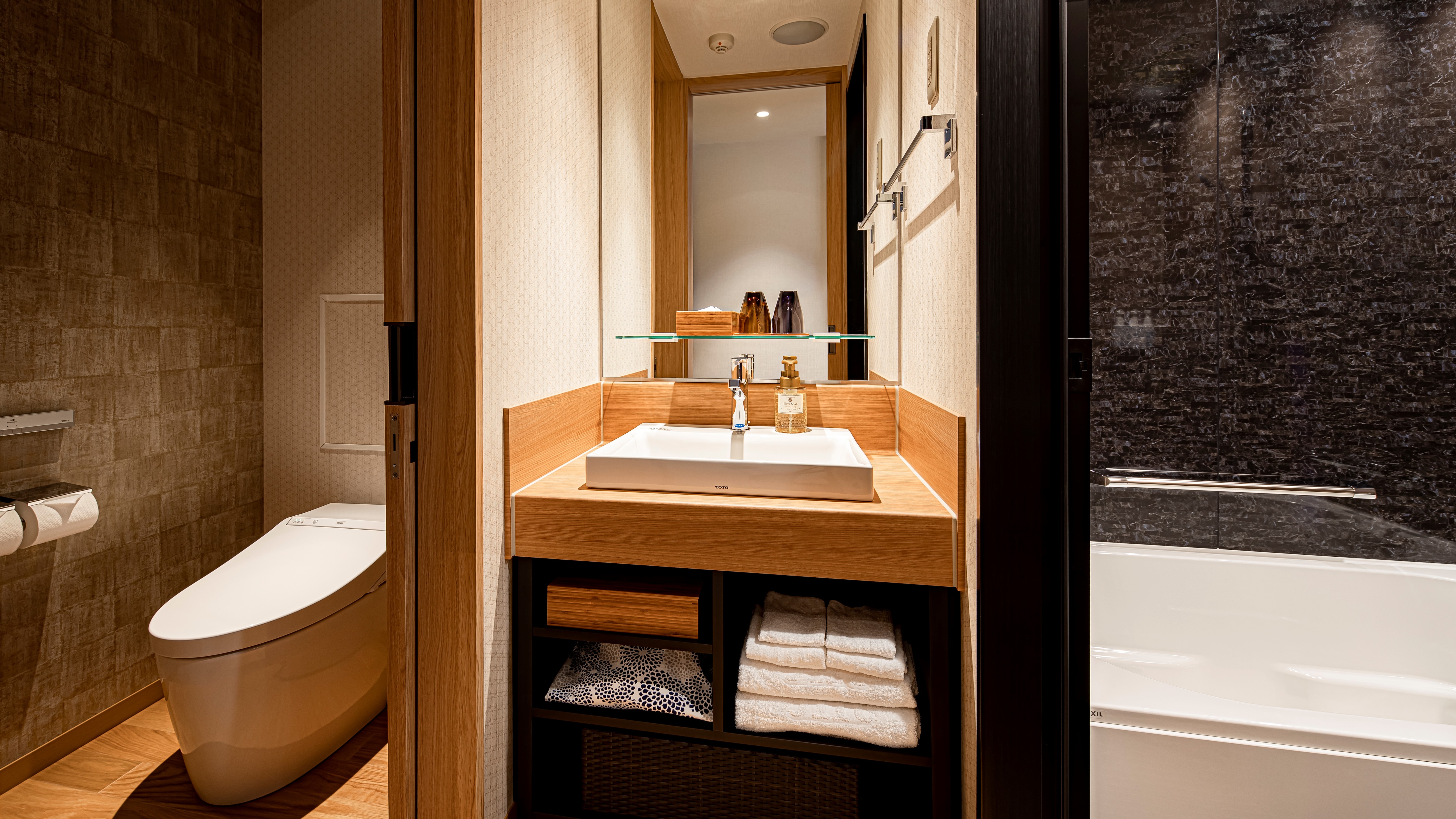 Separate toilet & bathroom * Excluding universal room