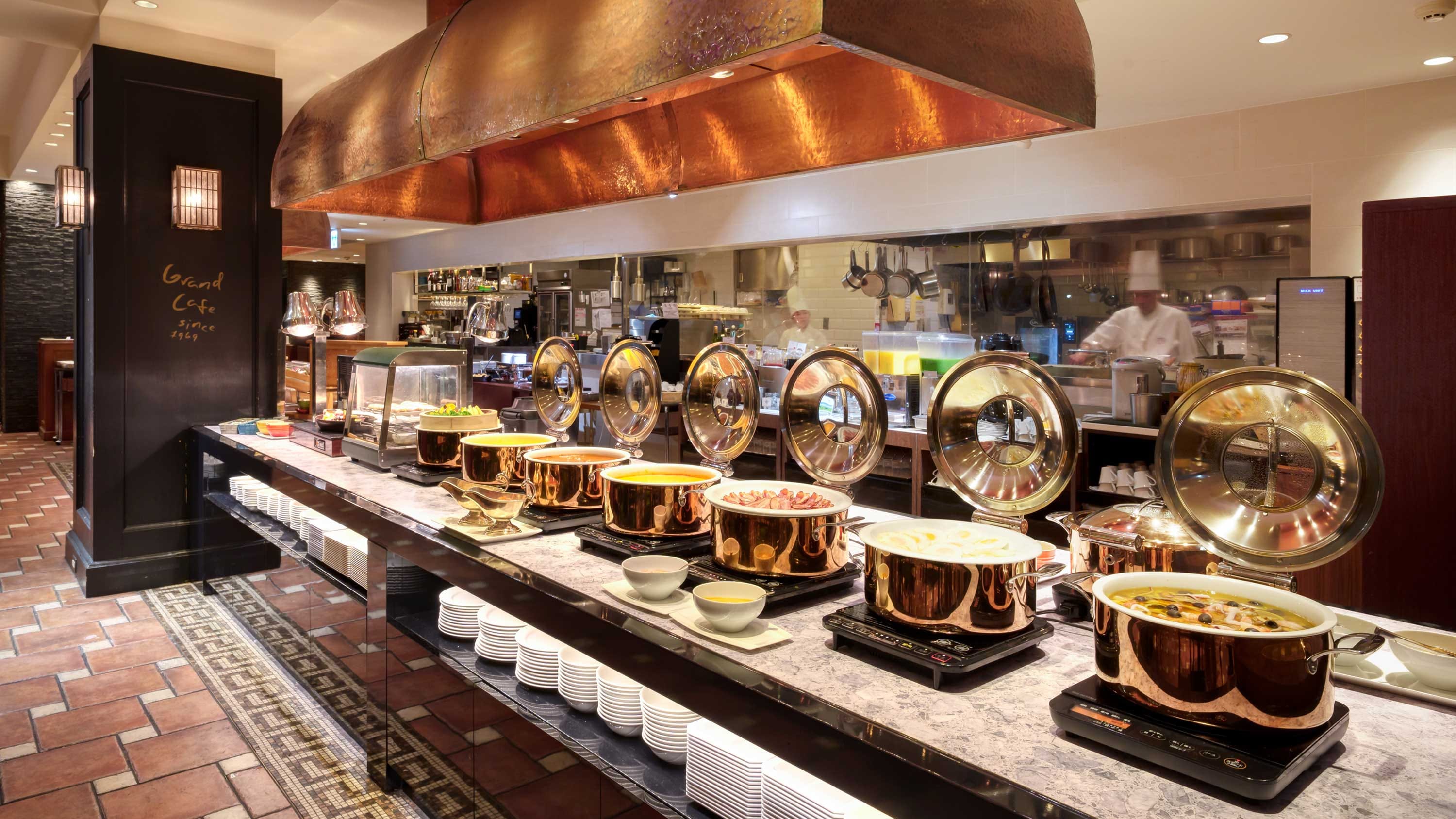 BREAK FAST / Start your day with a buffet-style breakfast that you can choose to your liking.