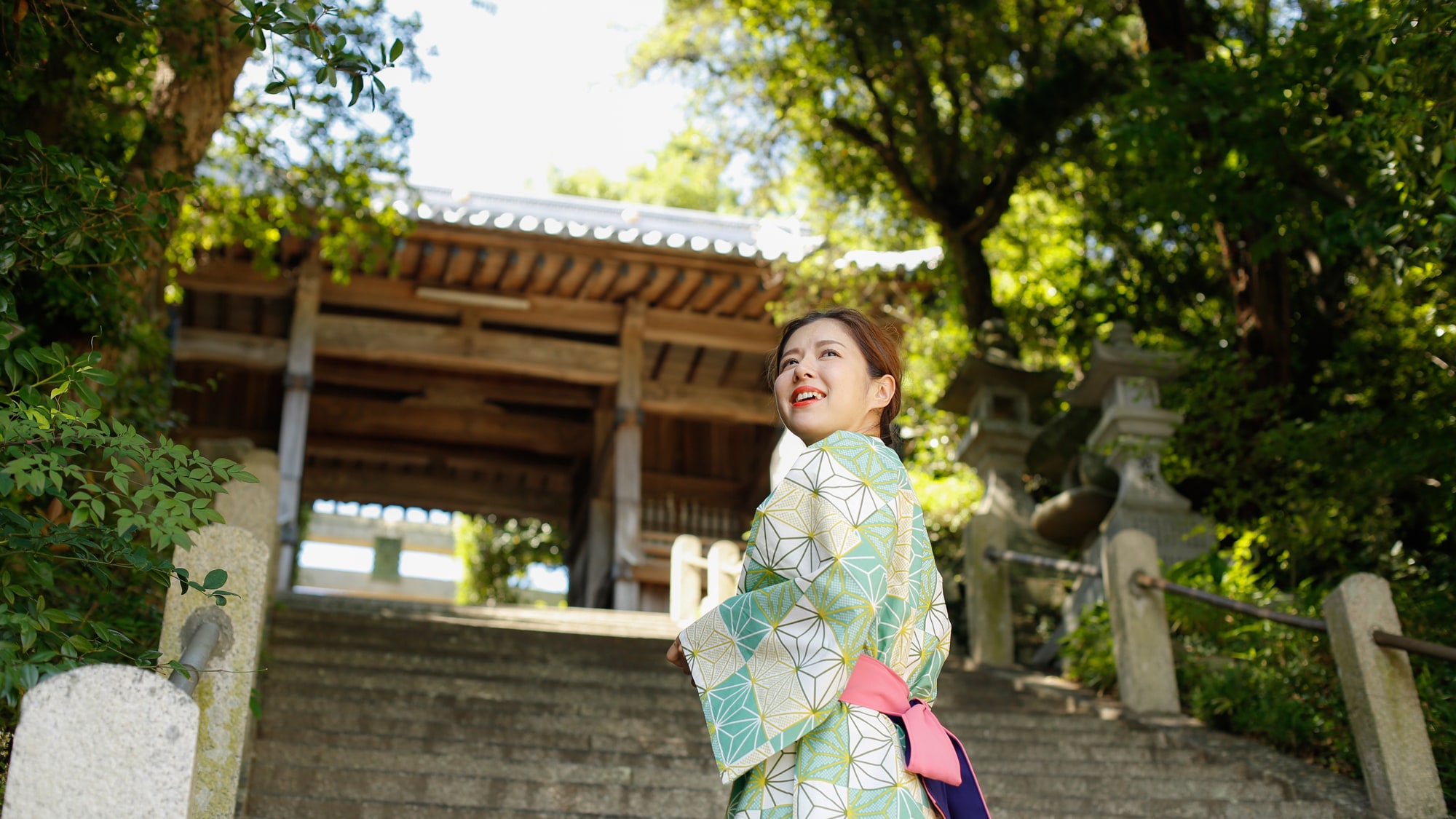 【福倉八幡神社】位於俯瞰福倉港的山丘上，自古以來就受到島民的崇敬（步行4分鐘）。