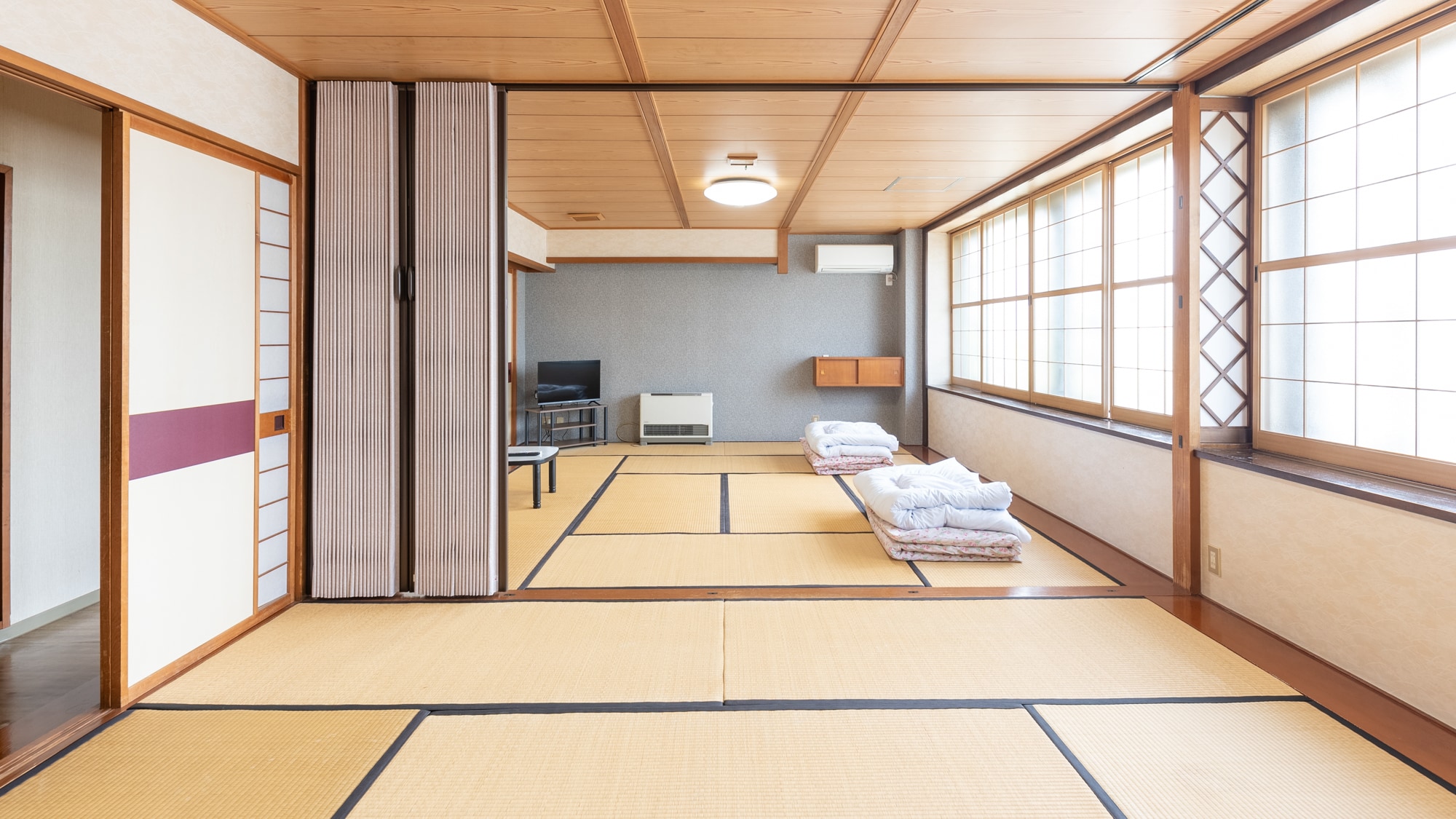 [Smoking] Japanese-style room for 1-7 people (shared bathroom and toilet)