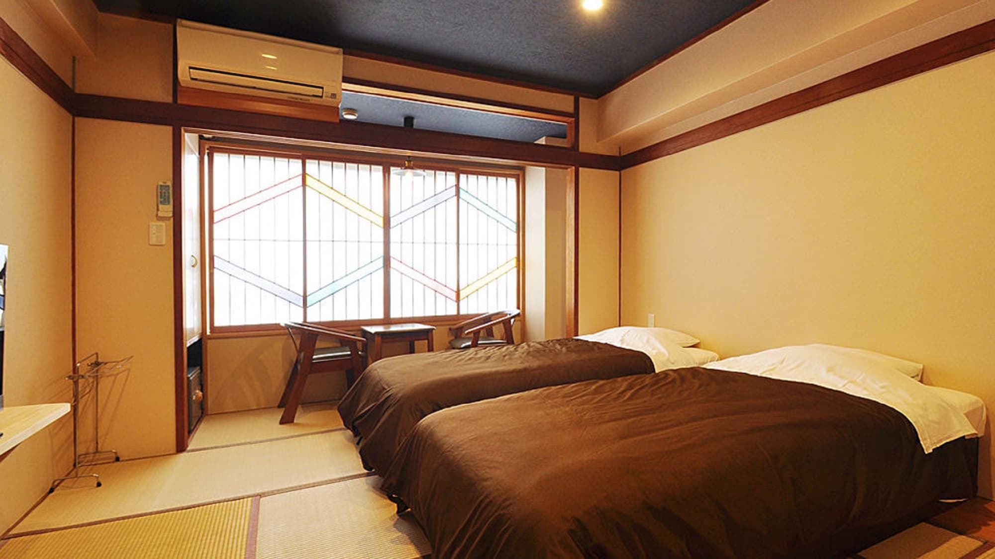 <With cypress indoor bath> Japanese-style bedroom "Fuji" / A Japanese-Western room with a relaxing atmosphere