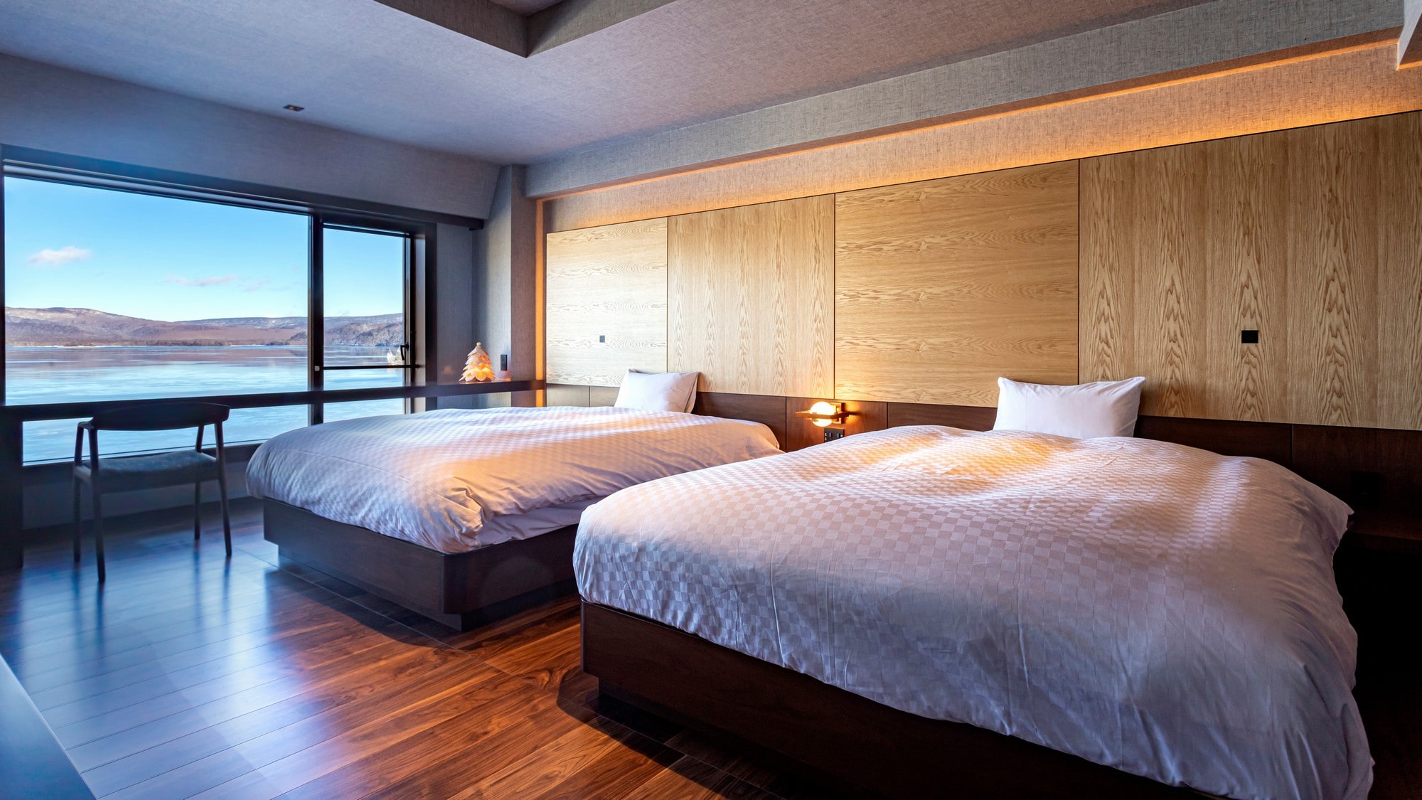 [Lake side] Deluxe Japanese-Western style room / A counter is installed on the window side where you can monopolize Lake Akan in front of you (image)
