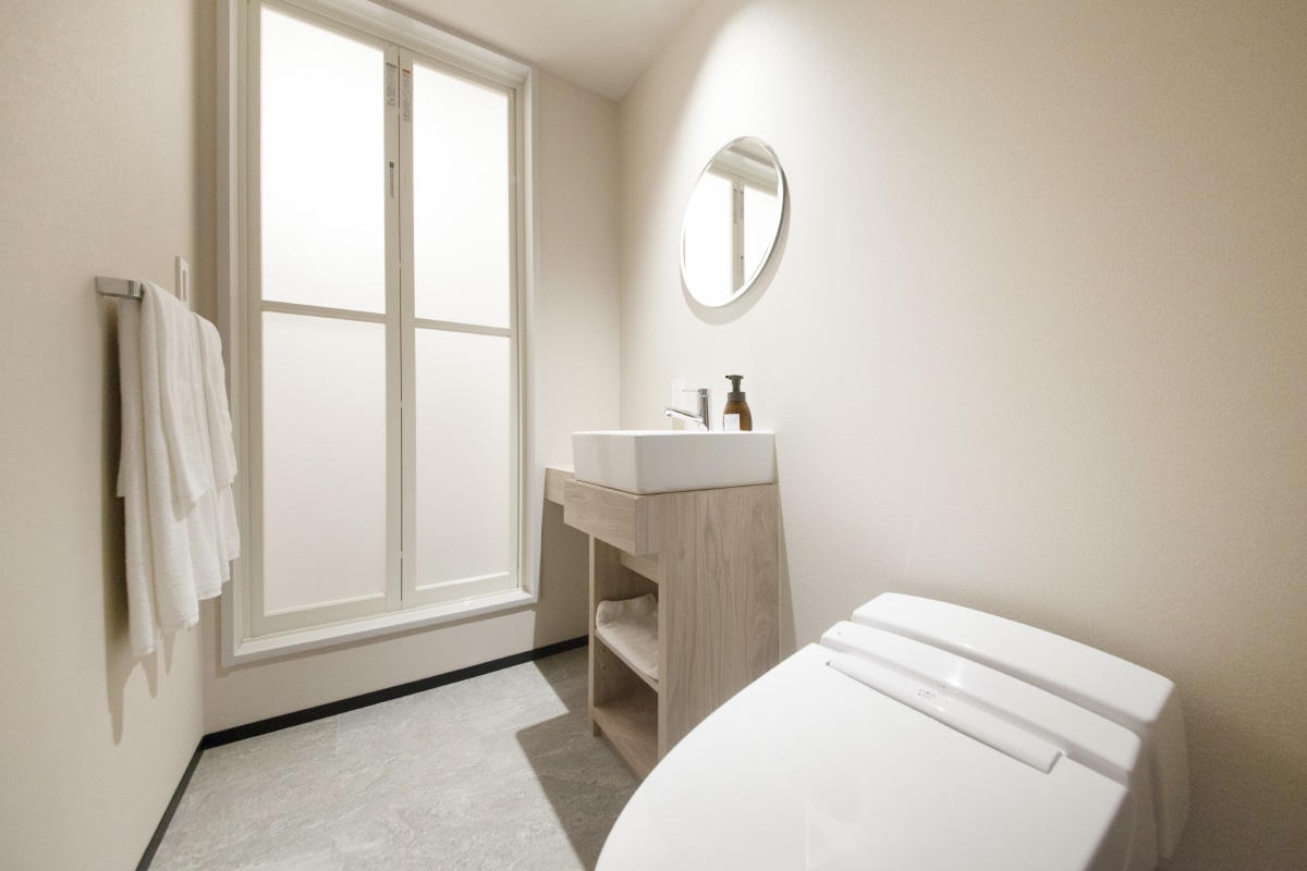 Kamar Mandi Twin dengan Pancuran