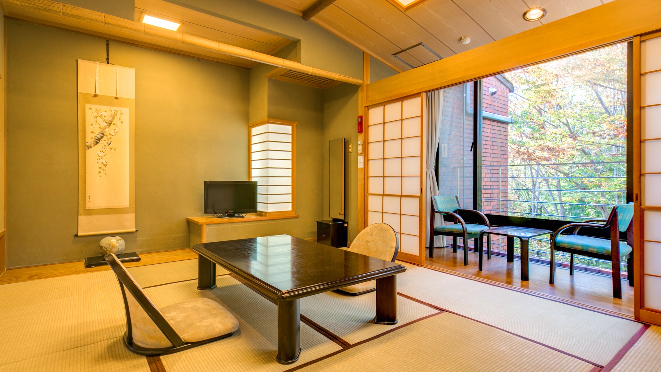 Bright Japanese-style room with good sunlight