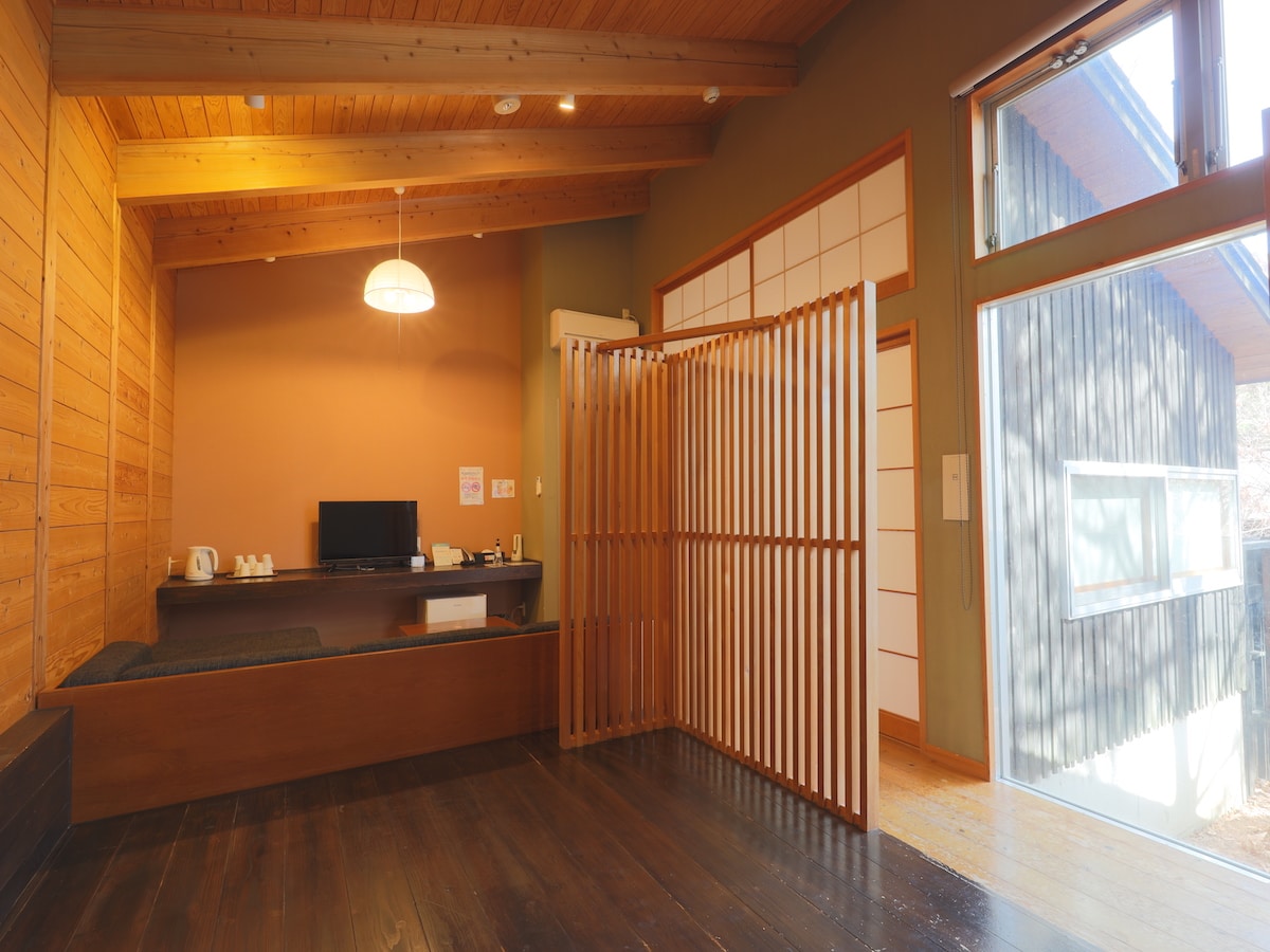 [Limited to 2 groups per day] Detached room with semi-open-air bath, towel amenities, Moegi F (example)