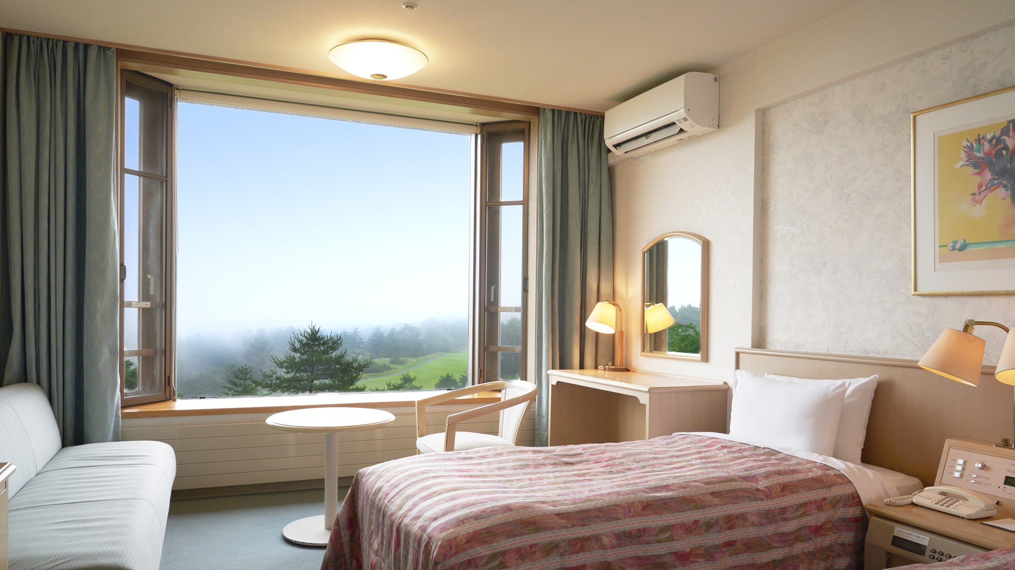 [Twin Room] A large bay window overlooks the magnificent scenery of Mt. Asama and Mt. Hon-Shirane (23.2 m²)