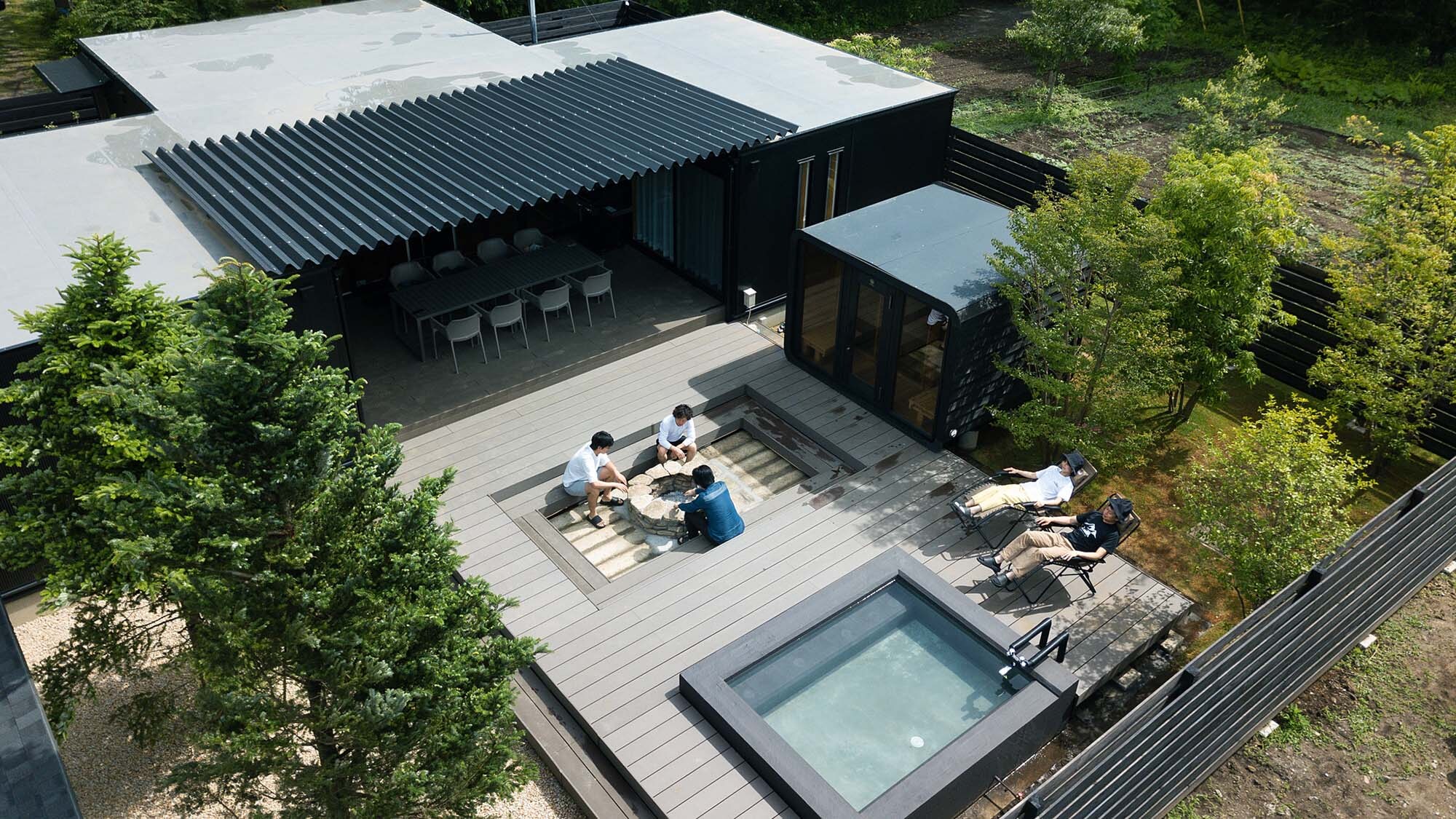 ・[外觀] 在綠色的包圍下享受桑拿和BBQ，心情一定會很放鬆。你可以忘記日常生活的疲勞