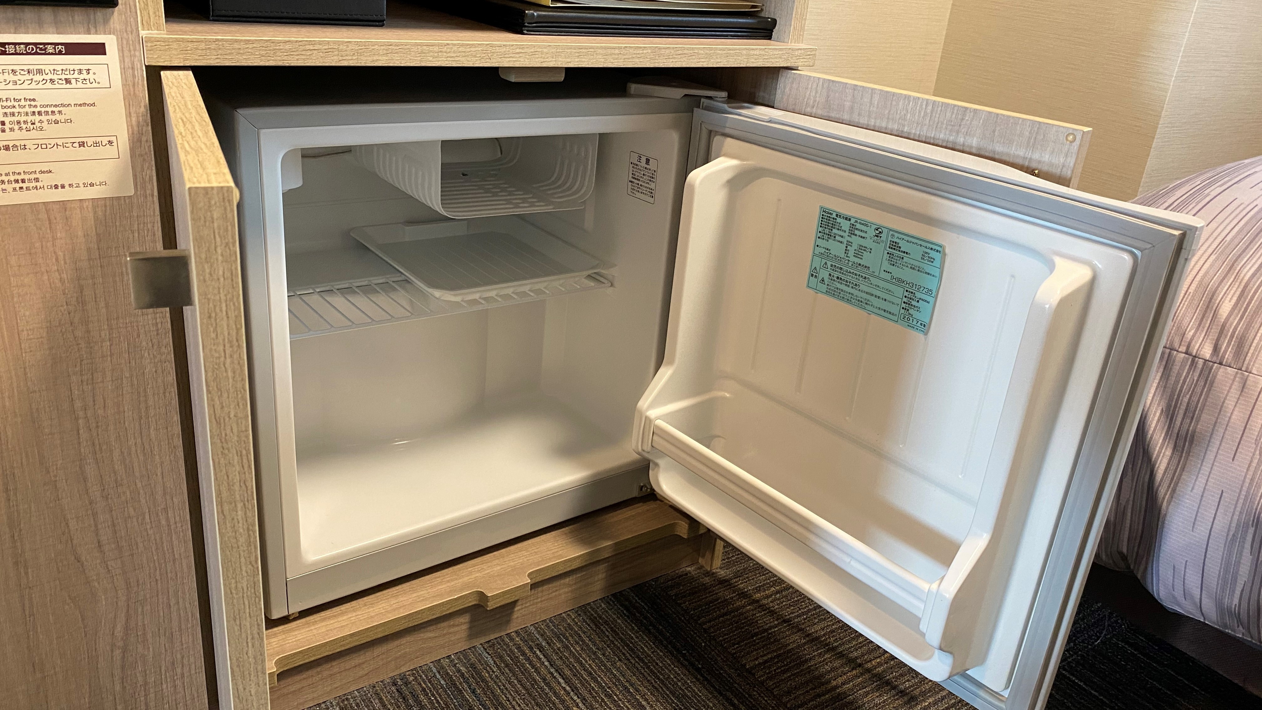 [In-room refrigerator] Please turn it on and use it.