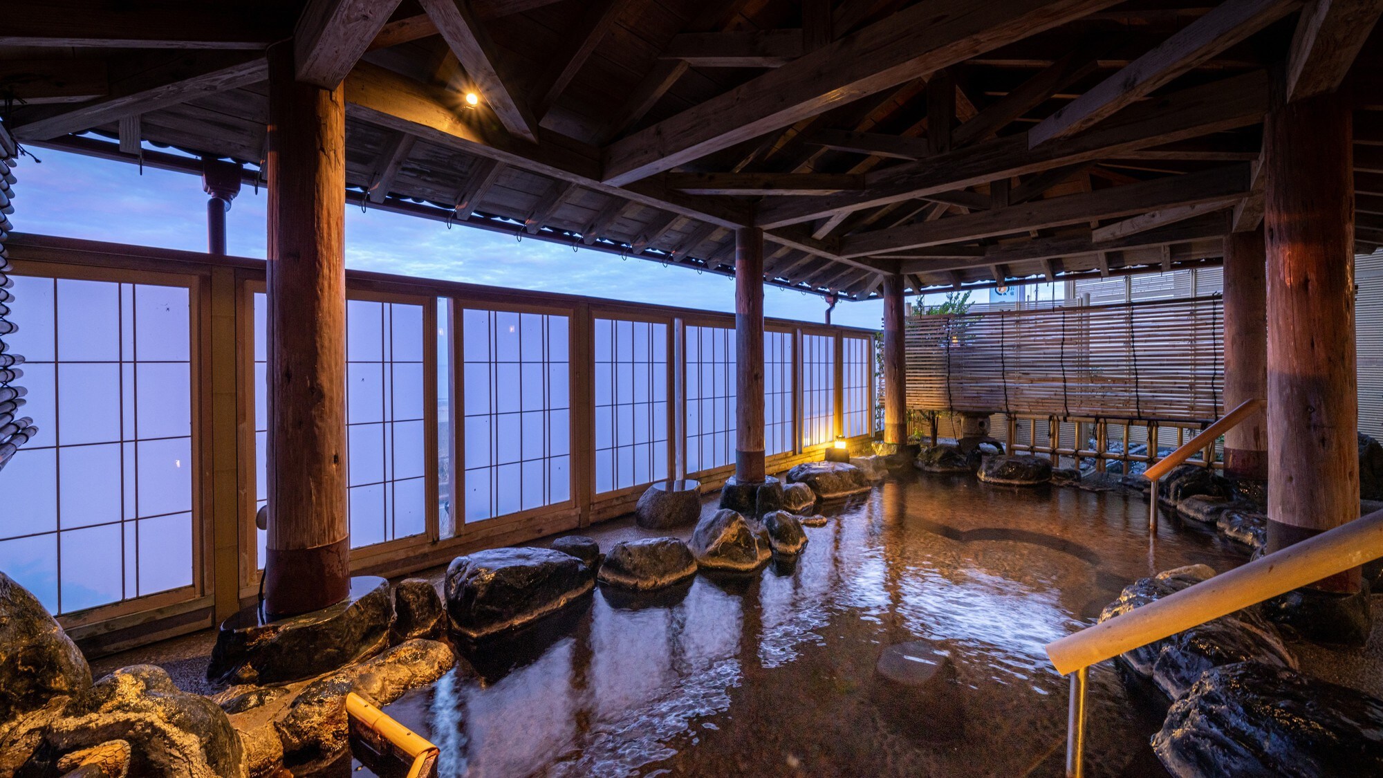 ■ [Tắm ngoài trời Amanohara] Thư giãn trong làn nước suối nóng chảy trực tiếp từ nguồn trong khi lắng nghe tiếng sóng biển rì rào. *Không có tầm nhìn.