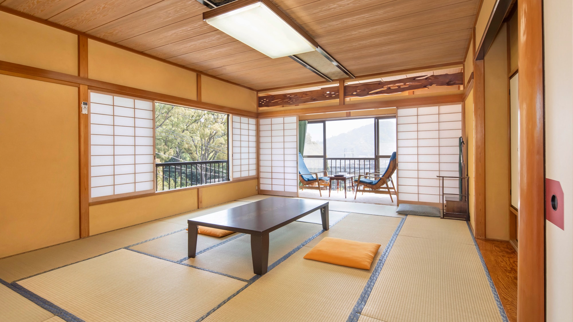[Main building] A corner room on the second floor of the main building overlooking the 2000-year-old giant camphor tree at Atami's power spot, Kinomiya Shrine.