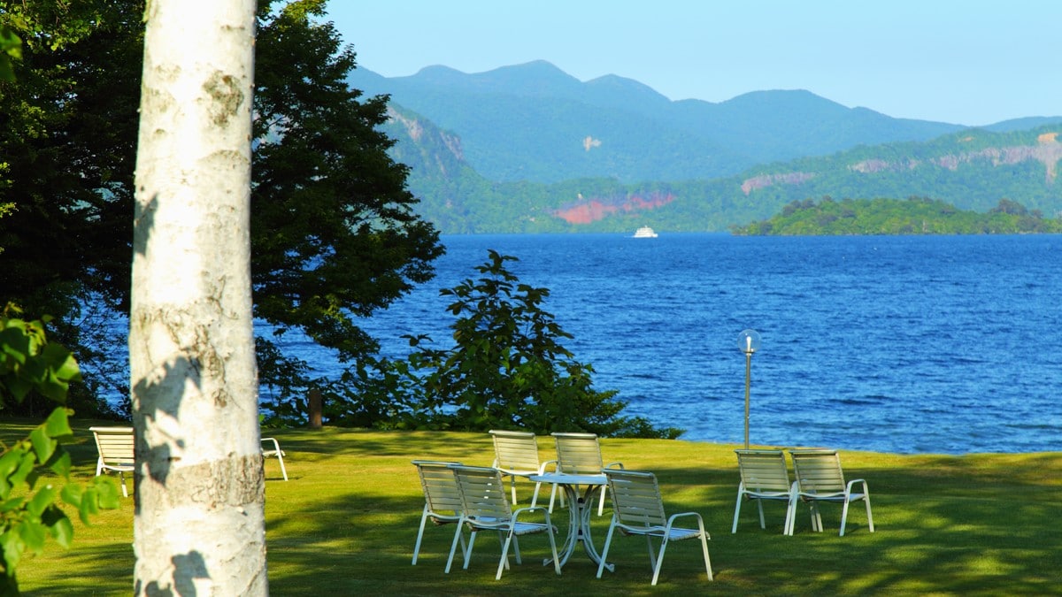 Scenery from the hotel courtyard with a pleasant early summer breeze overlooking Lake Towada