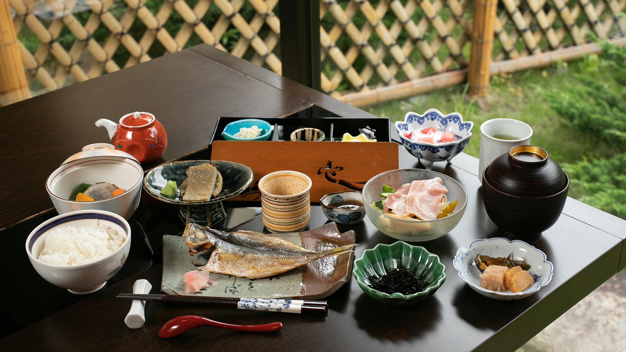* [早餐示例] 我們提供日本早餐，如肥美的魚乾、黑火腿、沙拉和縣產熟食。