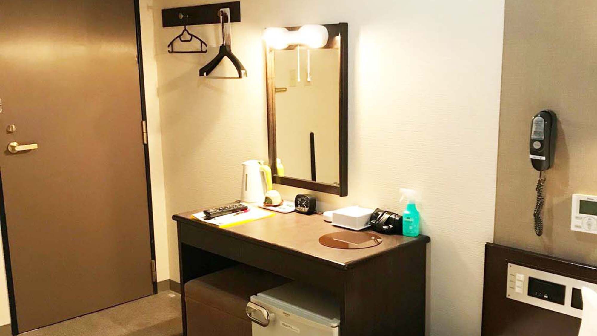 ・ [One example of a single room] Equipped with equipment and amenities necessary for your stay
