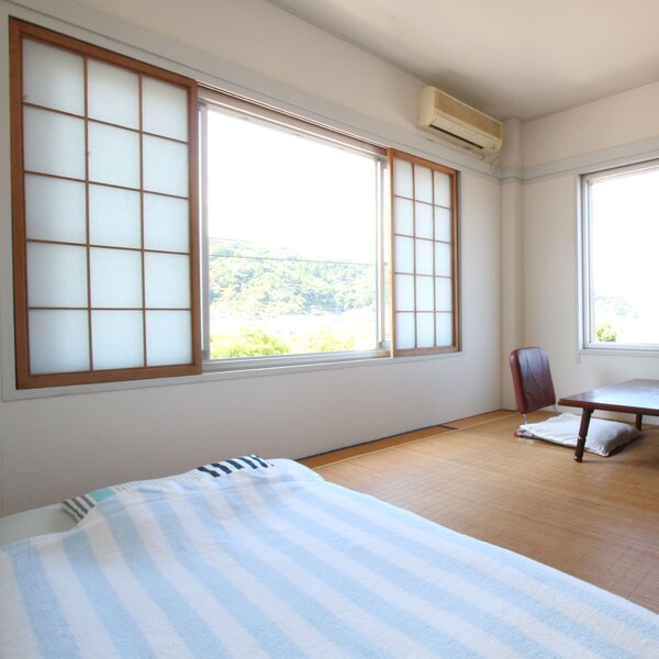 [Guest room] Japanese-style room with 6 tatami mats