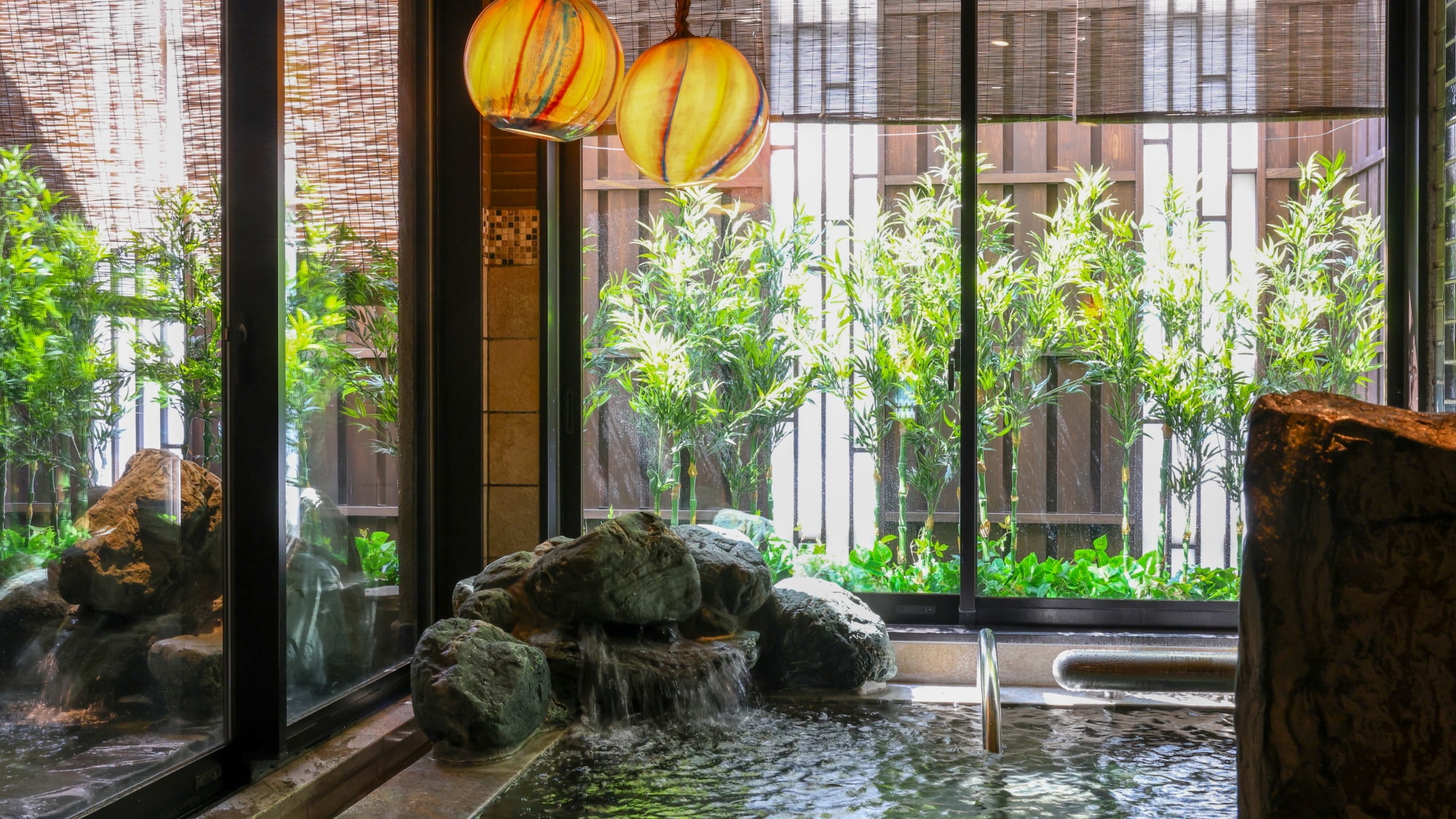 【女性】内湯 (湯温：40～41℃) 