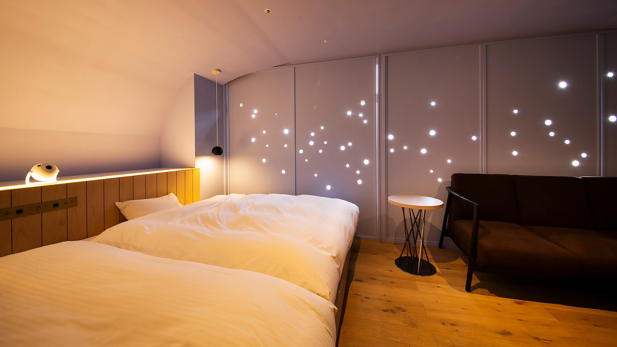 [Star Twin] The bed is a spacious queen size.