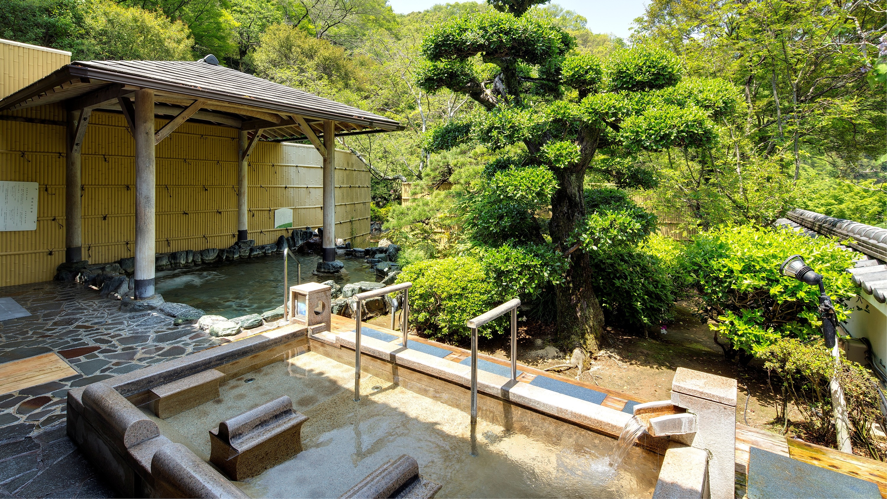【大浴场】可以在人气颇高的庭园露天浴池欣赏四季的自然风光。
