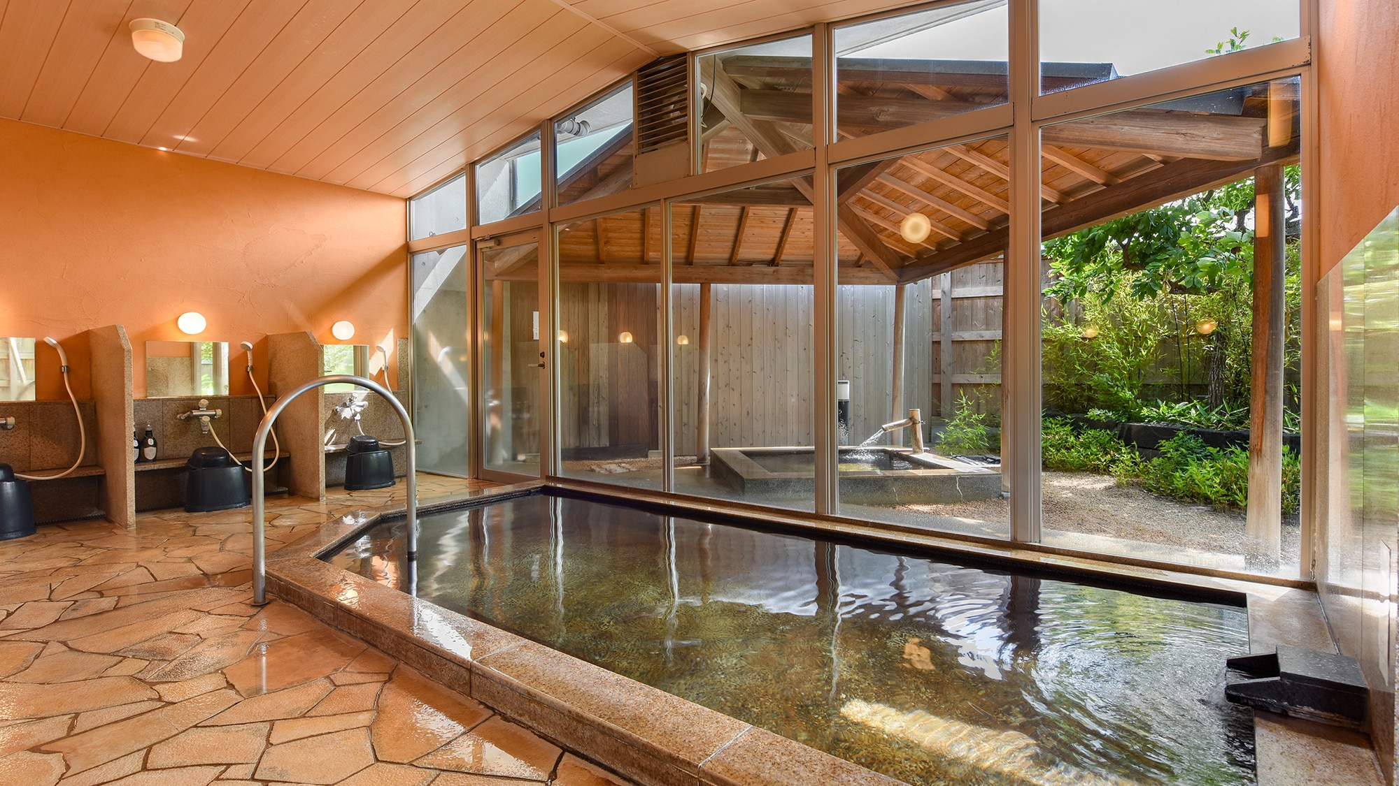 * [Large hot spring bath] It is effective in relieving fatigue and warms both the body and mind from the inside out.