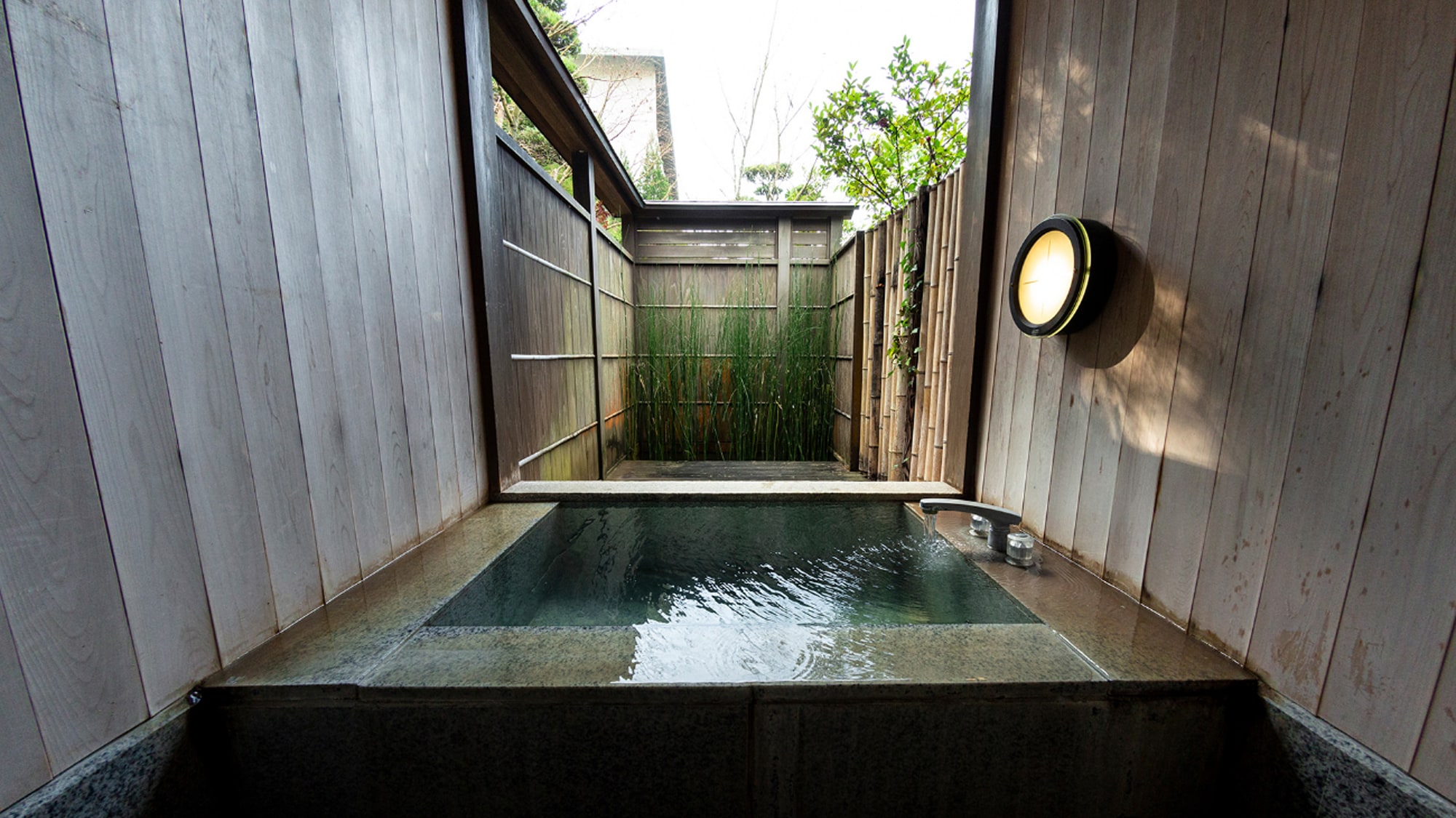 [Suigetsu / Ume] There is also a semi-open-air bath made of stone that flows directly from the source, so you can enjoy a relaxing space.
